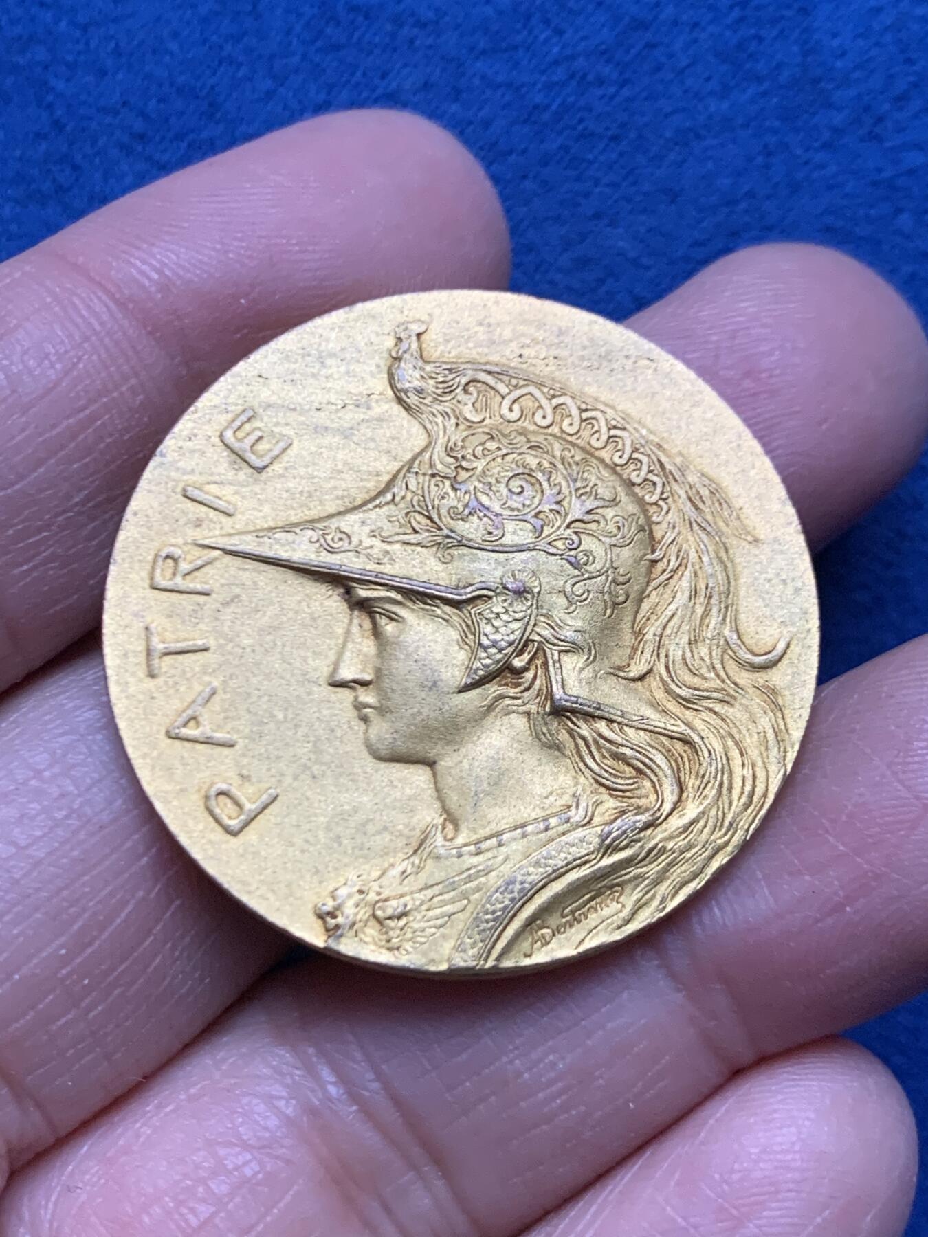 《竞宝斋》第455场 周日，周一 2场连拍 （全场包邮，欢迎送拍） 戎装玛丽安娜镀金铜章 21.5克 36mm 三角铜标 孔雀头盔