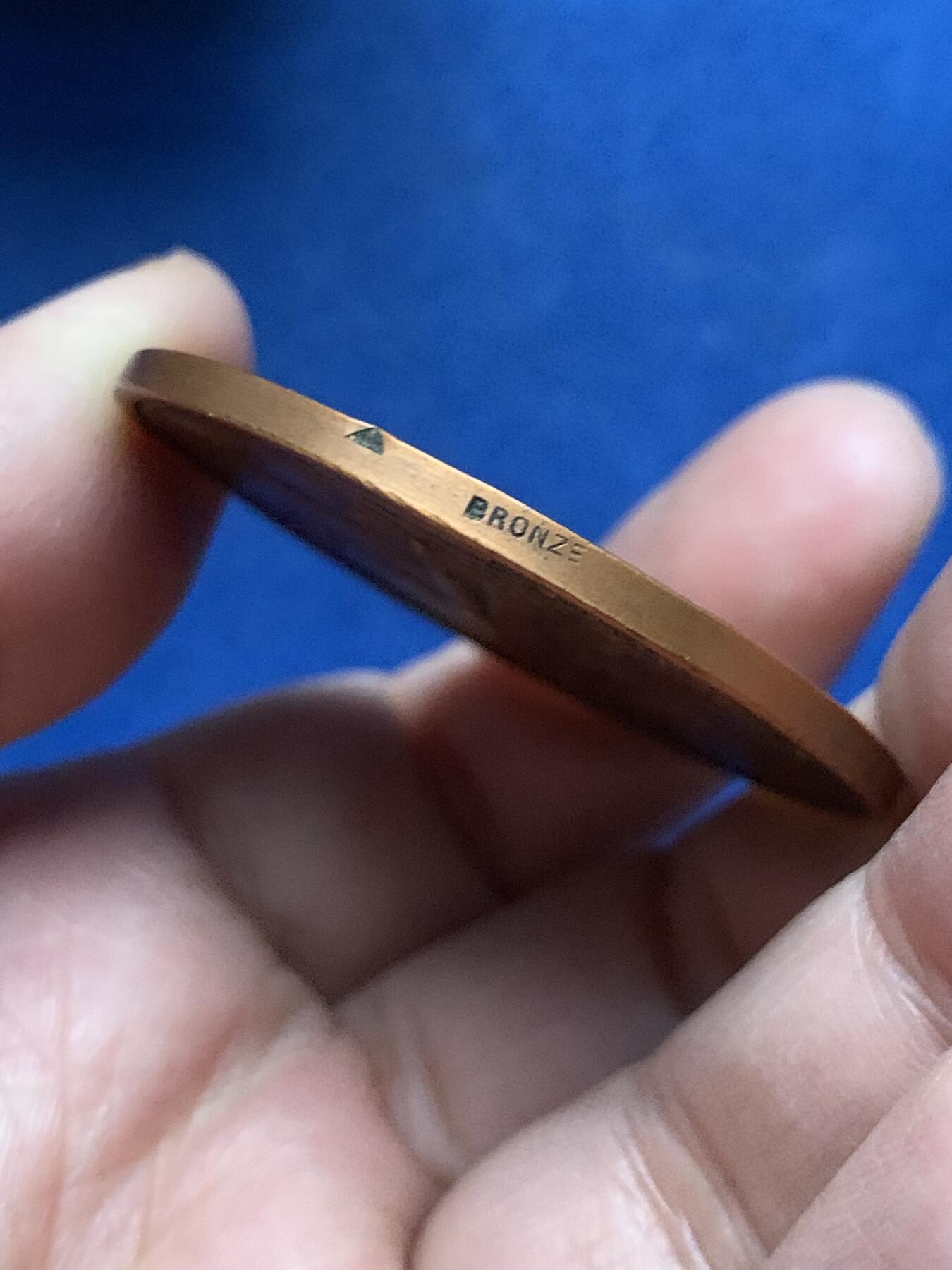 《竞宝斋》第455场 周日，周一 2场连拍 （全场包邮，欢迎送拍） 里昂自由学校兄弟会校友协会纪念铜章 31克 45.3mm 三角铜标 带原盒