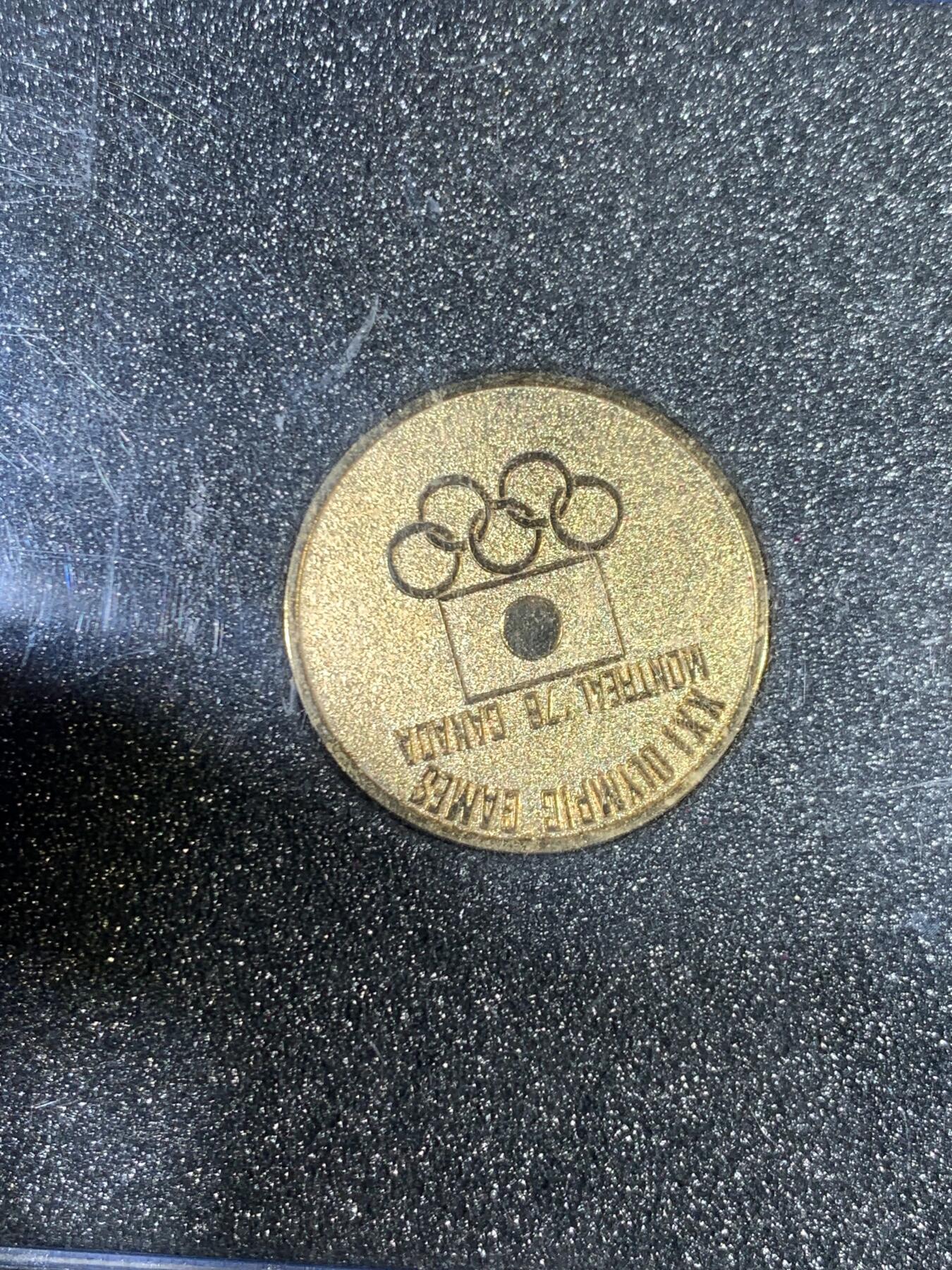 《竞宝斋》第455场 周日，周一 2场连拍 （全场包邮，欢迎送拍） 三枚一组 日本发行 1976年加拿大蒙特利尔奥运会纪念币2枚 原盒（少个盖子） + 1970年 日本世博会纪念章 原盒