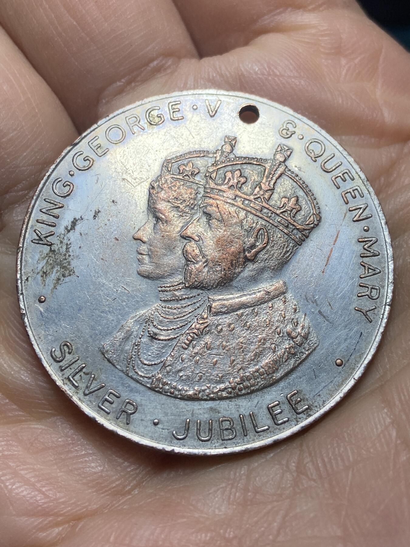 2026年第四场(总第一百七十三场）外国好品散币场(免佣金) 英国🇬🇧纪念章，铜镍材质，直径38毫米，厚1.7毫米，重16.70克(乔治五世和玛丽王后登基25周年银禧纪念章)