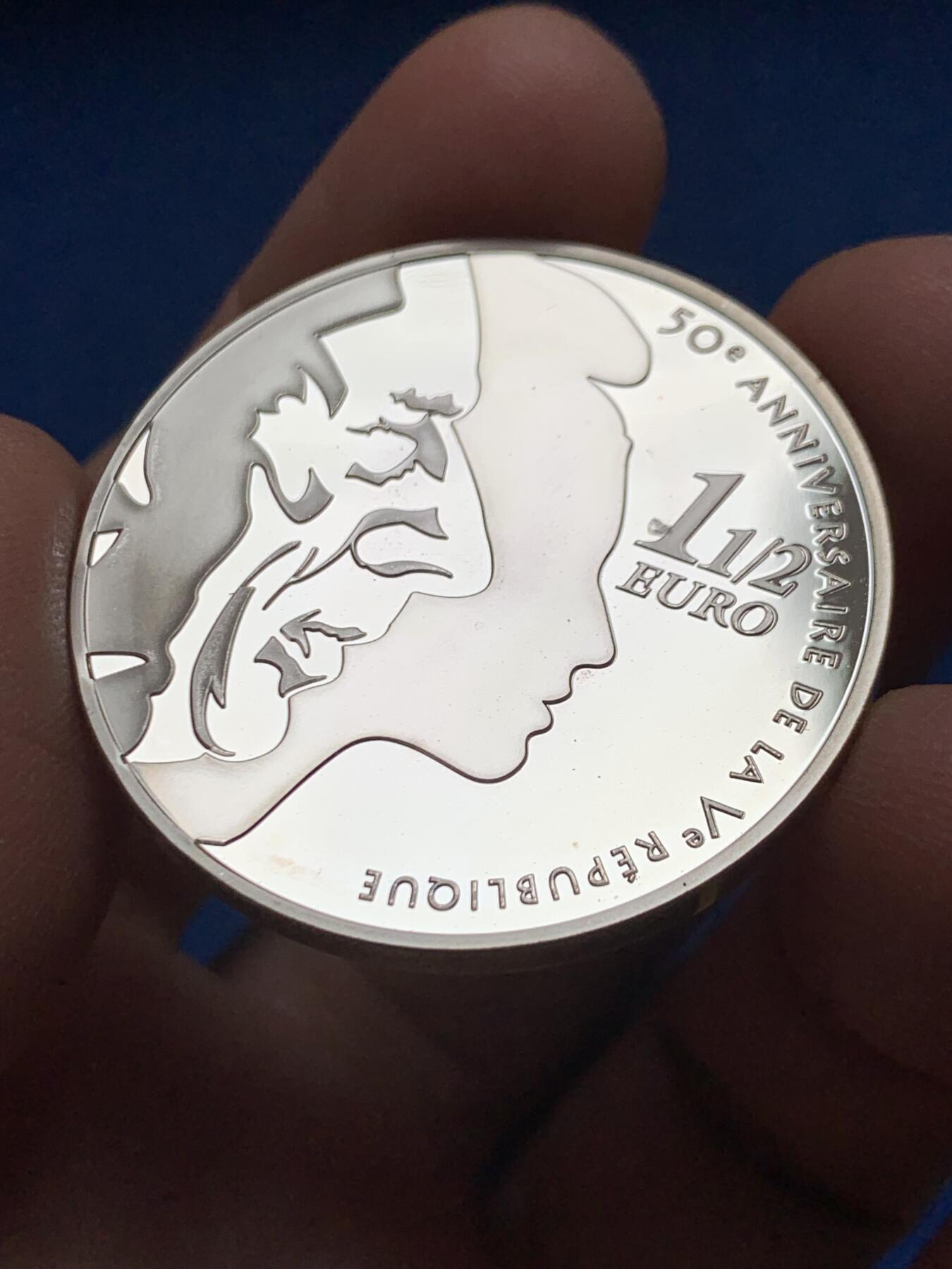 《竞宝斋》第455场 周日，周一 2场连拍 （全场包邮，欢迎送拍） 2008年法国第五共和国50周年1.5欧元精制银币，背面为经典播种女神形象，900银，22.2g，发行量仅6631枚。