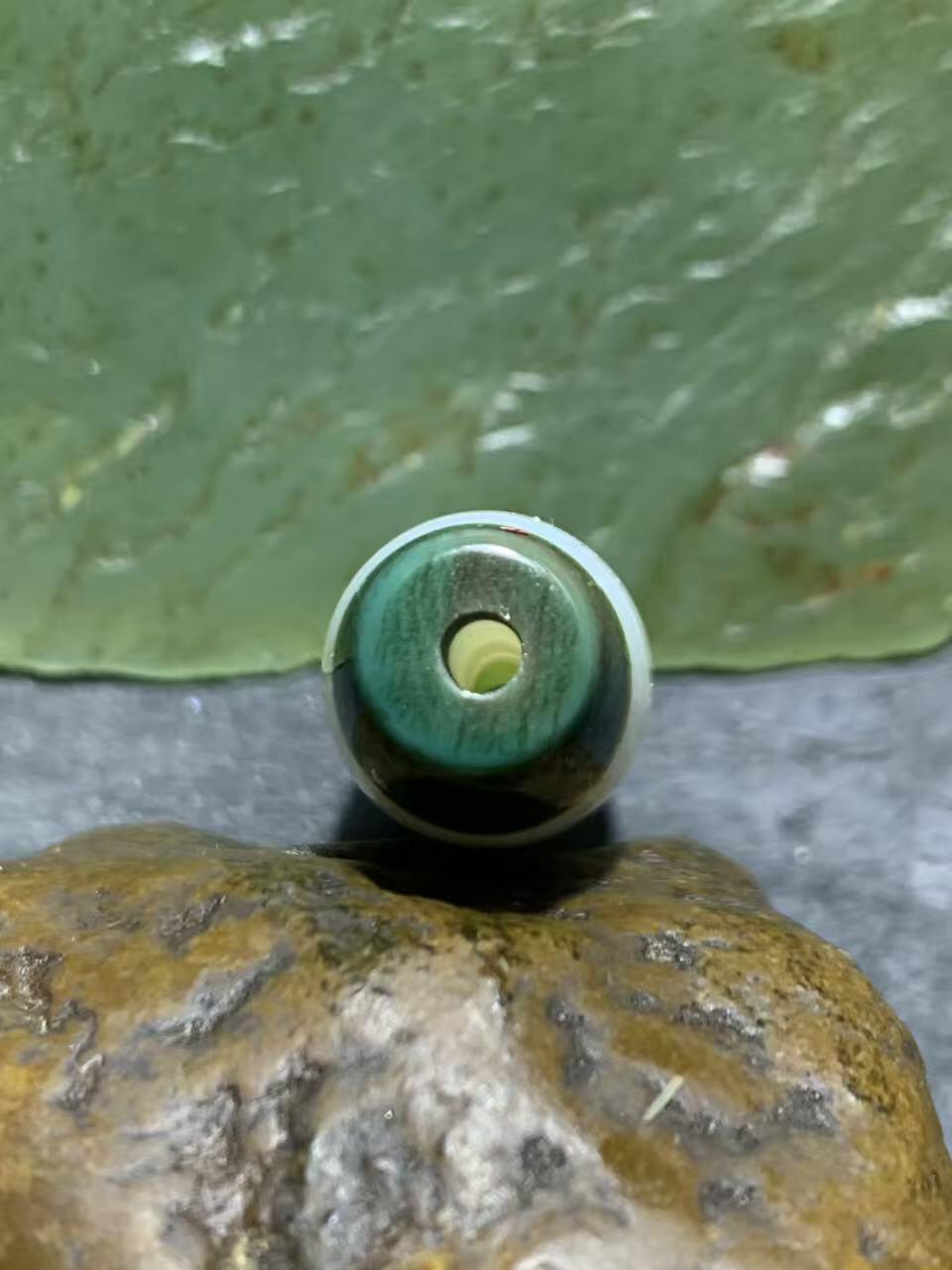 精美冰透高玉化瓷白绿双色缠丝玛瑙桶珠一颗