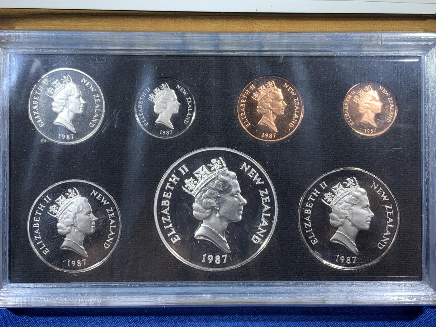 《竞宝斋》第455场 周日，周一 2场连拍 （全场包邮，欢迎送拍） 新西兰1987年官方精制套币 含1元精制银币 925银 27.2克 册装