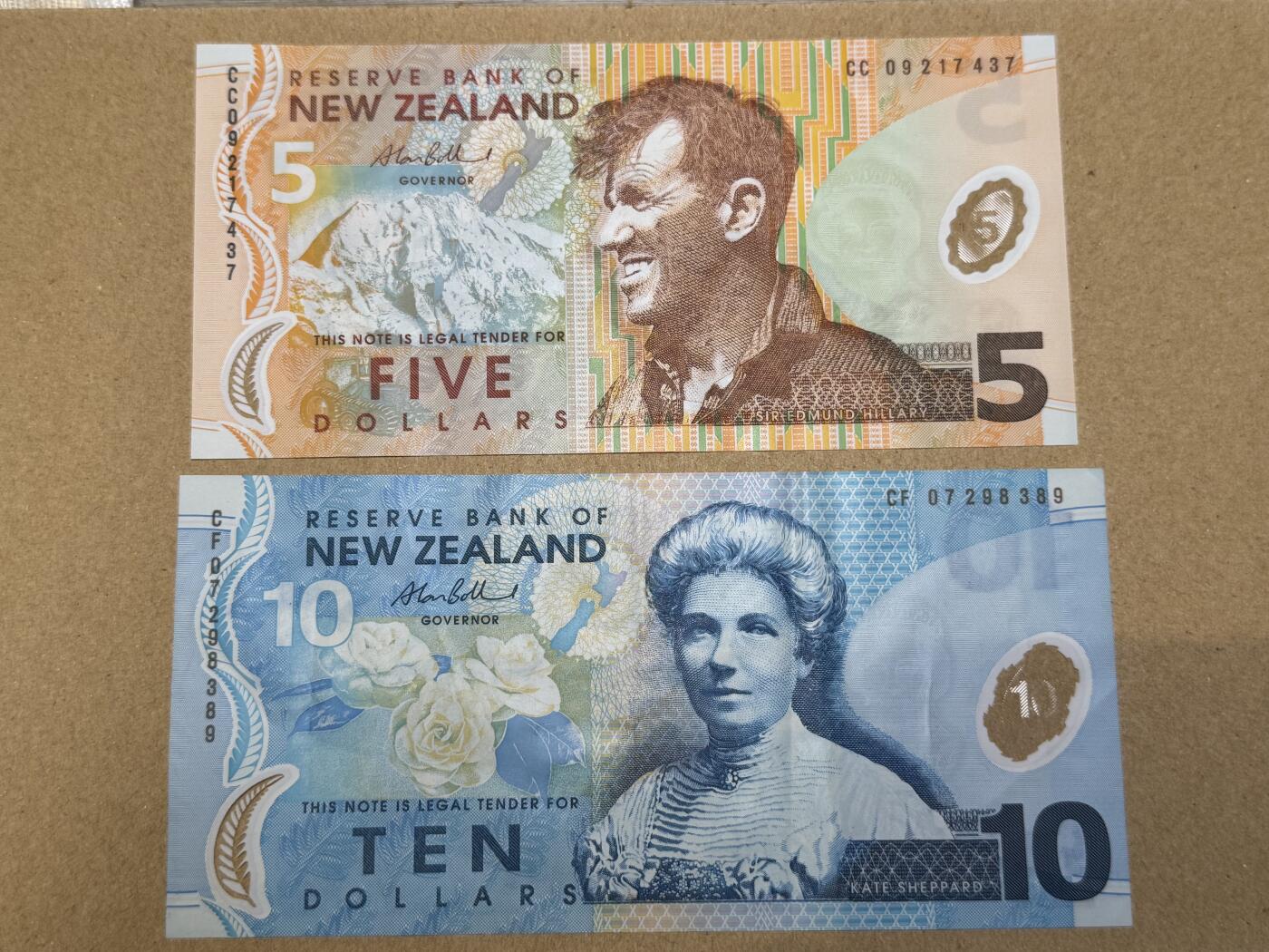 【礼羽收藏】🌏世界钱币拍卖第118期 新西兰 老版5-10元 塑料钞 品相如图