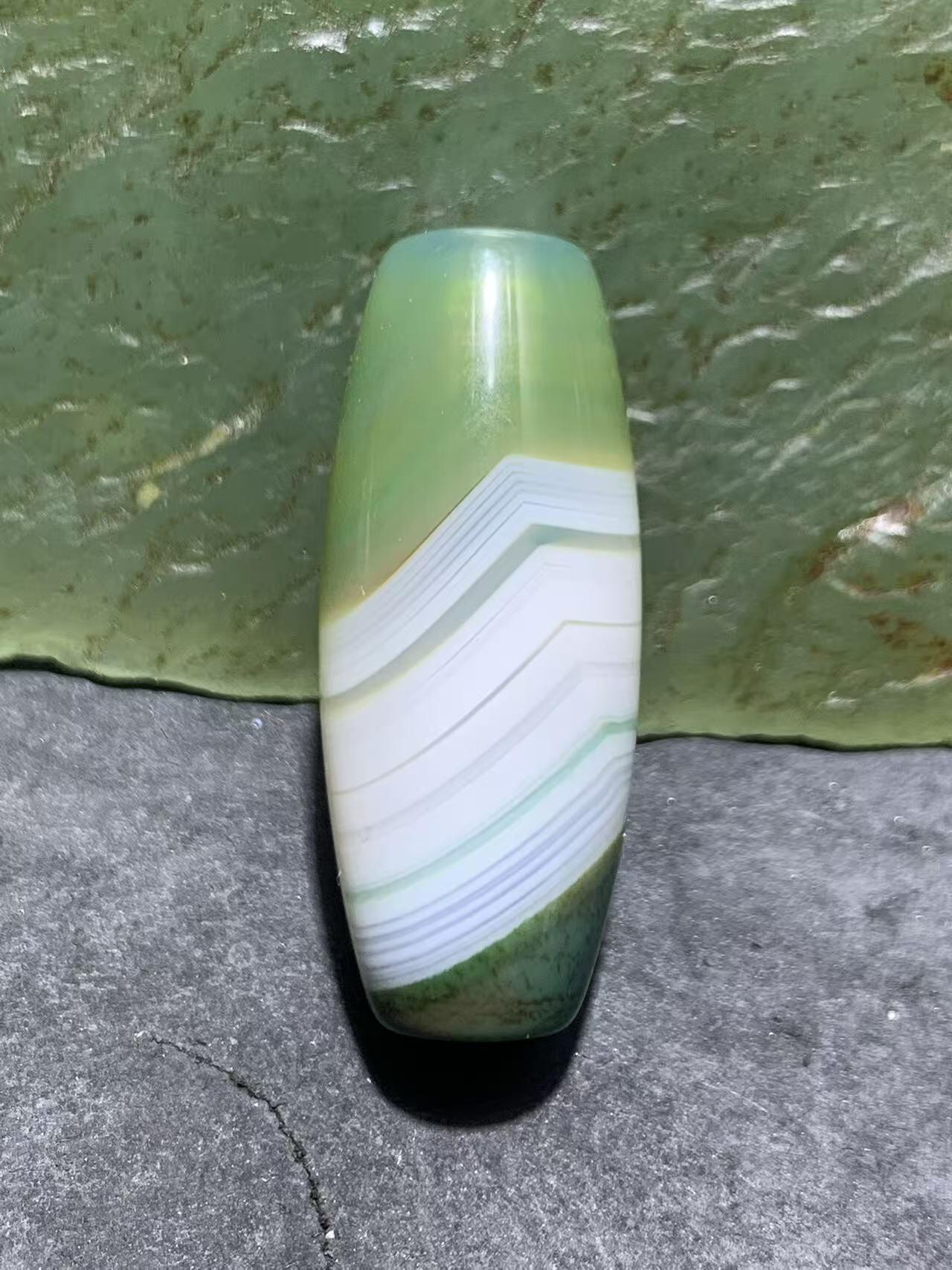 精美冰透高玉化瓷白绿双色缠丝玛瑙桶珠一颗