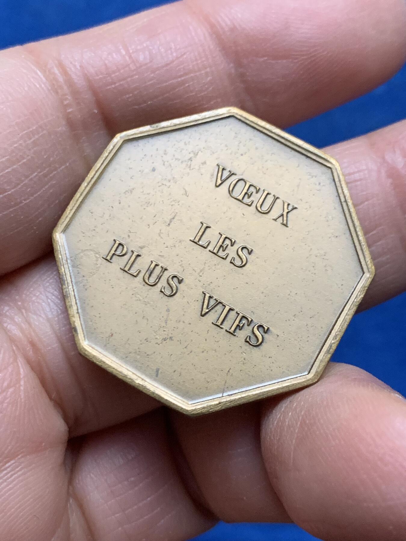 《竞宝斋》第455场 周日，周一 2场连拍 （全场包邮，欢迎送拍） 双鸟相依-形影不离八角铜章 重约12.7克 31mm