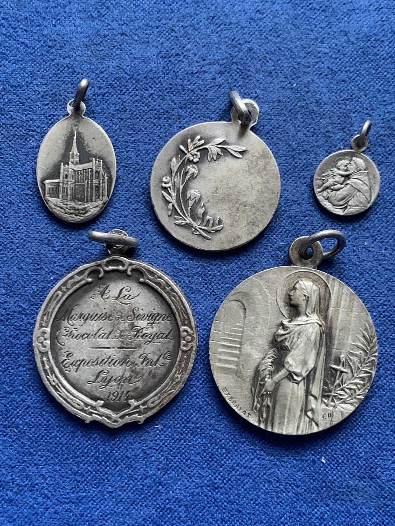 《竞宝斋》第455场 周日，周一 2场连拍 （全场包邮，欢迎送拍） 五枚一组 宗教吊坠纪念章 总重18.5克