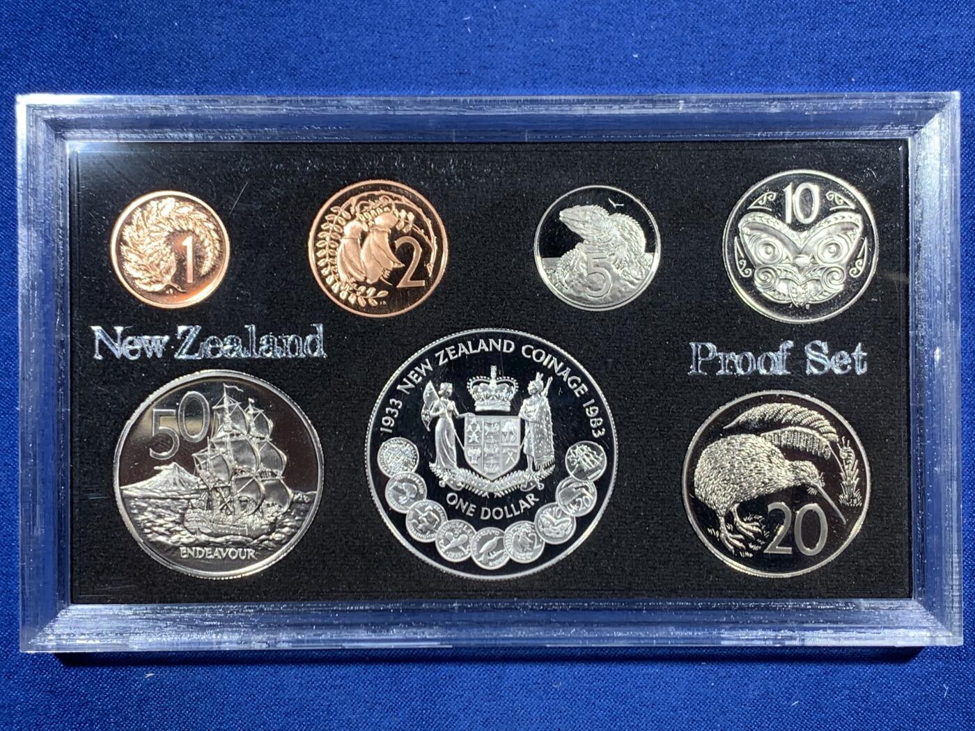 《竞宝斋》第455场 周日，周一 2场连拍 （全场包邮，欢迎送拍） 新西兰1983年伊丽莎白二世精制套币，其中最大面值的一元为银币，27.216克，925银