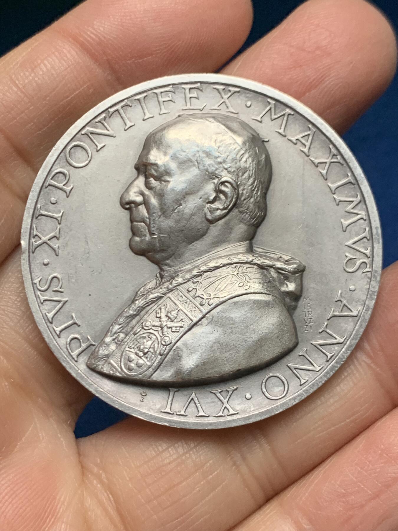 《竞宝斋》第455场 周日，周一 2场连拍 （全场包邮，欢迎送拍） 梵蒂冈教宗庇护十一世科学院纪念大银章，直径：44.2mm，重：38.75g