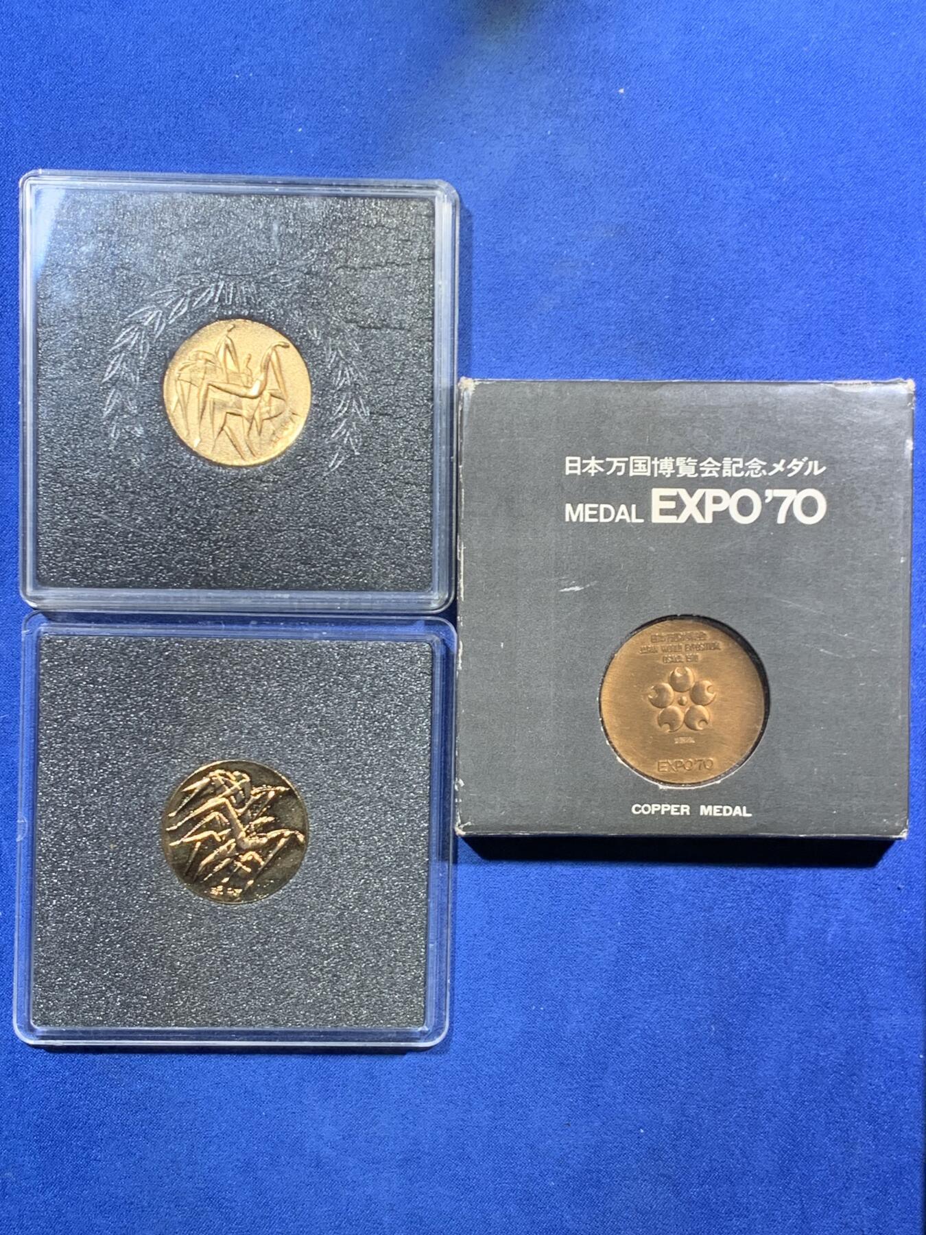 《竞宝斋》第455场 周日，周一 2场连拍 （全场包邮，欢迎送拍） 三枚一组 日本发行 1976年加拿大蒙特利尔奥运会纪念币2枚 原盒（少个盖子） + 1970年 日本世博会纪念章 原盒