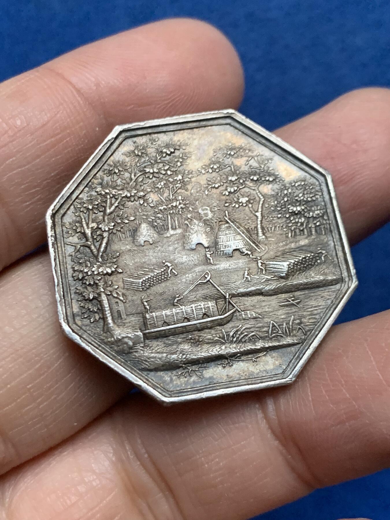 《竞宝斋》第455场 周日，周一 2场连拍 （全场包邮，欢迎送拍） 法国巴黎木炭贸易八角银质代币，33.2MM，20.25克，手指边铭，小名誉品