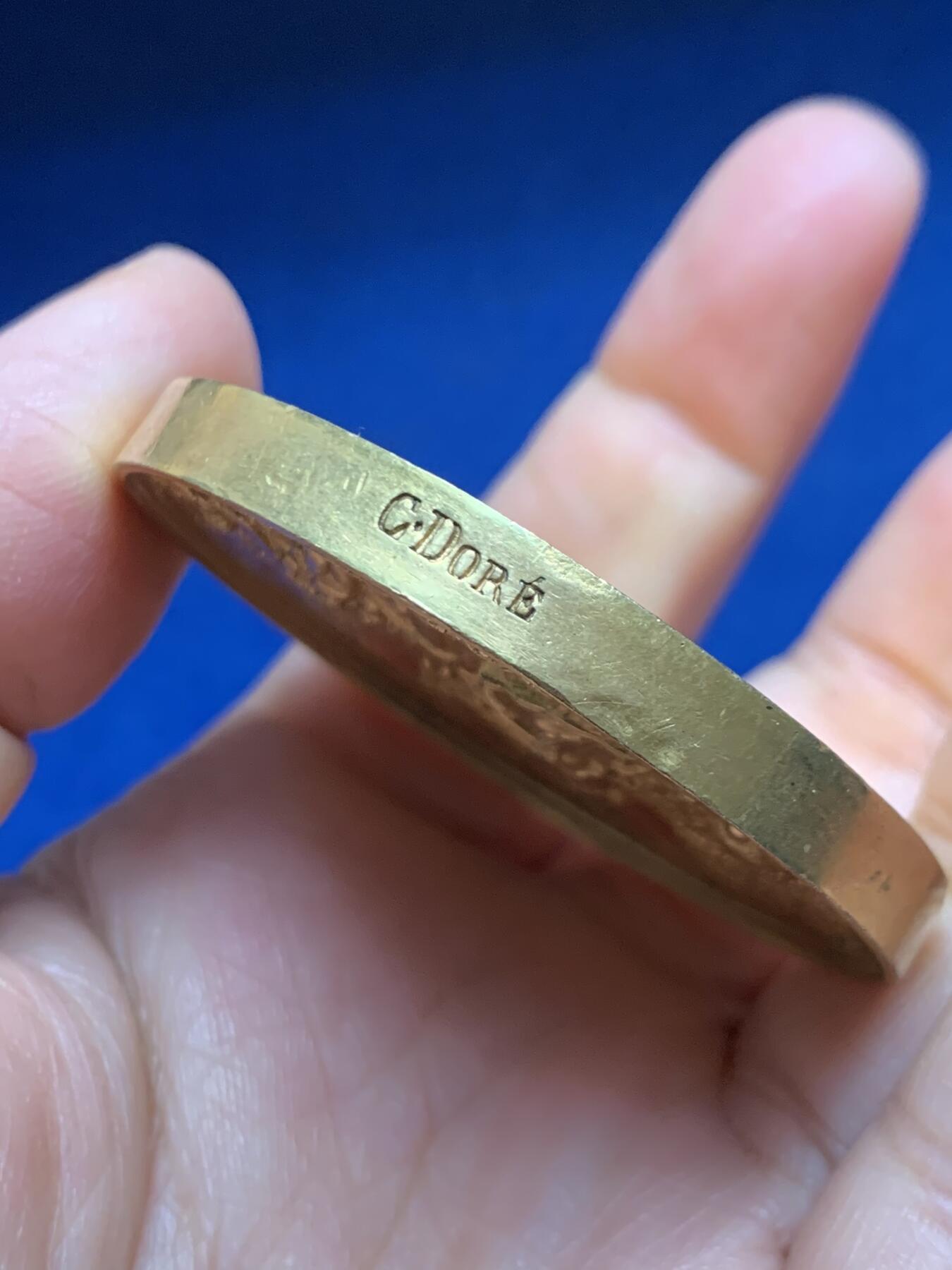 《竞宝斋》第455场 周日，周一 2场连拍 （全场包邮，欢迎送拍） 法国1840年迎回拿破仑灵柩纪念镀金铜章，金水十足。66.3g，52mm，边刻字：C.Dore，铜章1841年以前无边铭，有磕