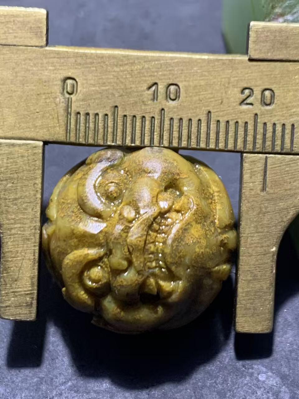 精美黄金草花纹战国红玛瑙亚光手工雕刻瑞兽珠一颗！