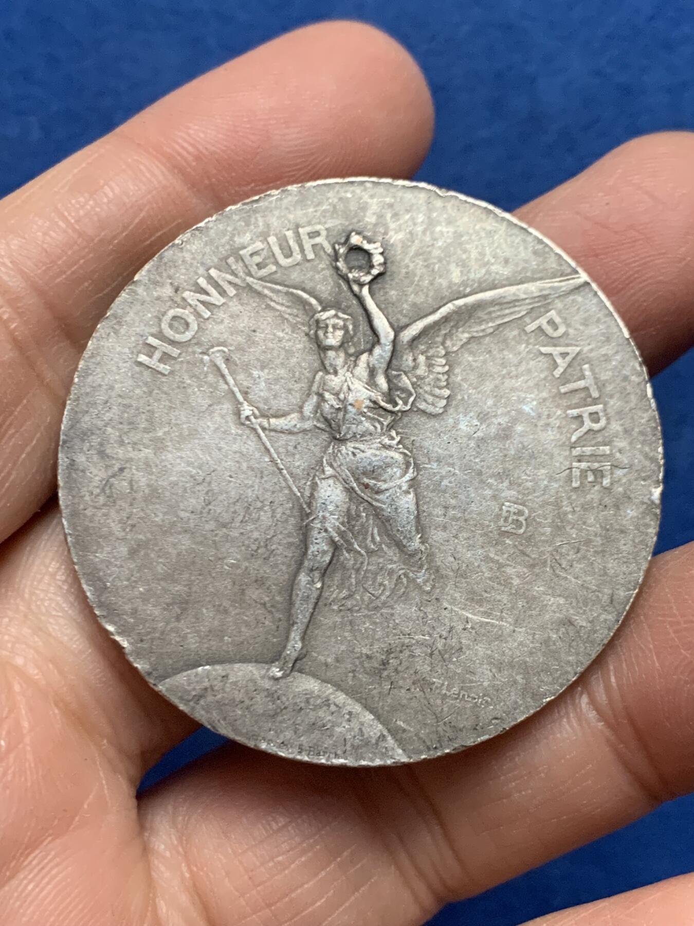 《竞宝斋》第455场 周日，周一 2场连拍 （全场包邮，欢迎送拍） 1886年法国射击联盟纪念镀银铜章 40.15克 44.6mm 三角铜标