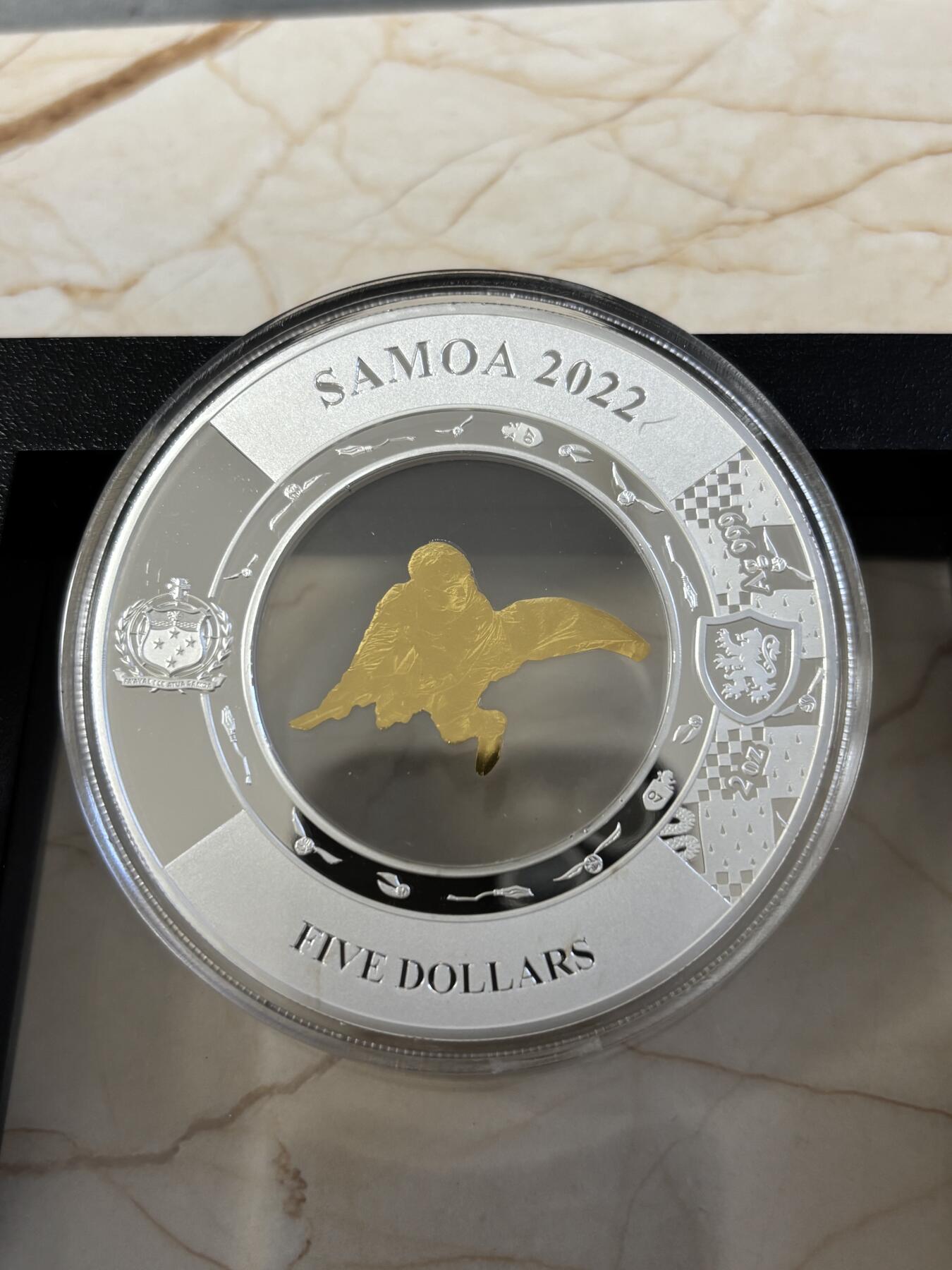 第187期拍卖 萨摩亚2022年哈利波特骑扫把2盎司中空镶金片银币，金属:999银+999金，重量:2盎司+0.2克，直径:70毫米，发行：975枚