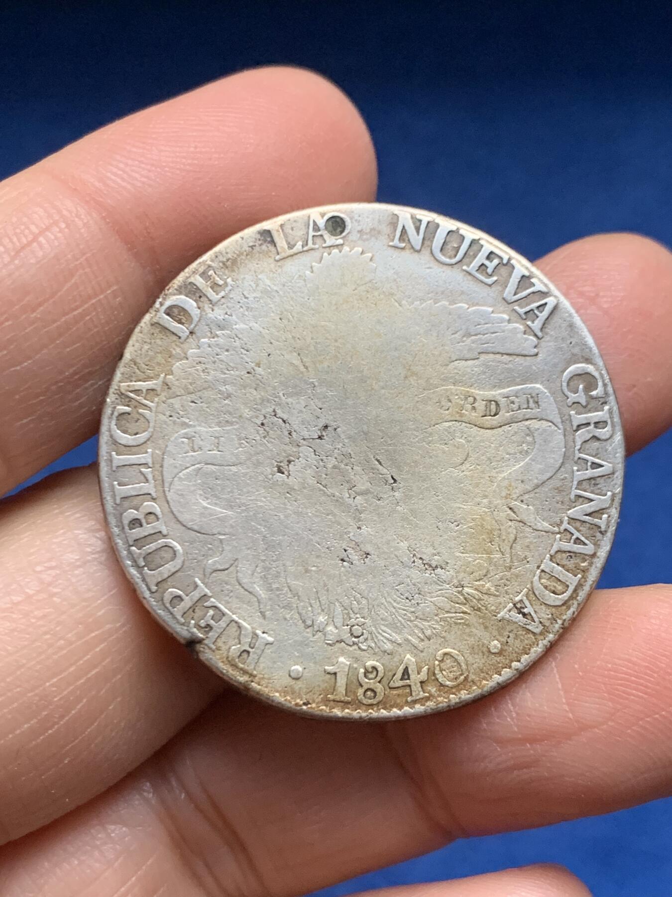 《竞宝斋》第455场 周日，周一 2场连拍 （全场包邮，欢迎送拍） 1840年新格拉纳8里亚尔银币，哥伦比亚共和国时期（1831-1858年）波哥大造币厂发行，安第斯神鹰丰饶角/月桂叶棕榈叶花环，8迪尼罗斯（Dineros）是西班牙传统的纯度单位8/12=0.666，换算成千分比约为.903纯银，此类常见弱打，有老打孔填补，存世好品非常稀少而价格极高！