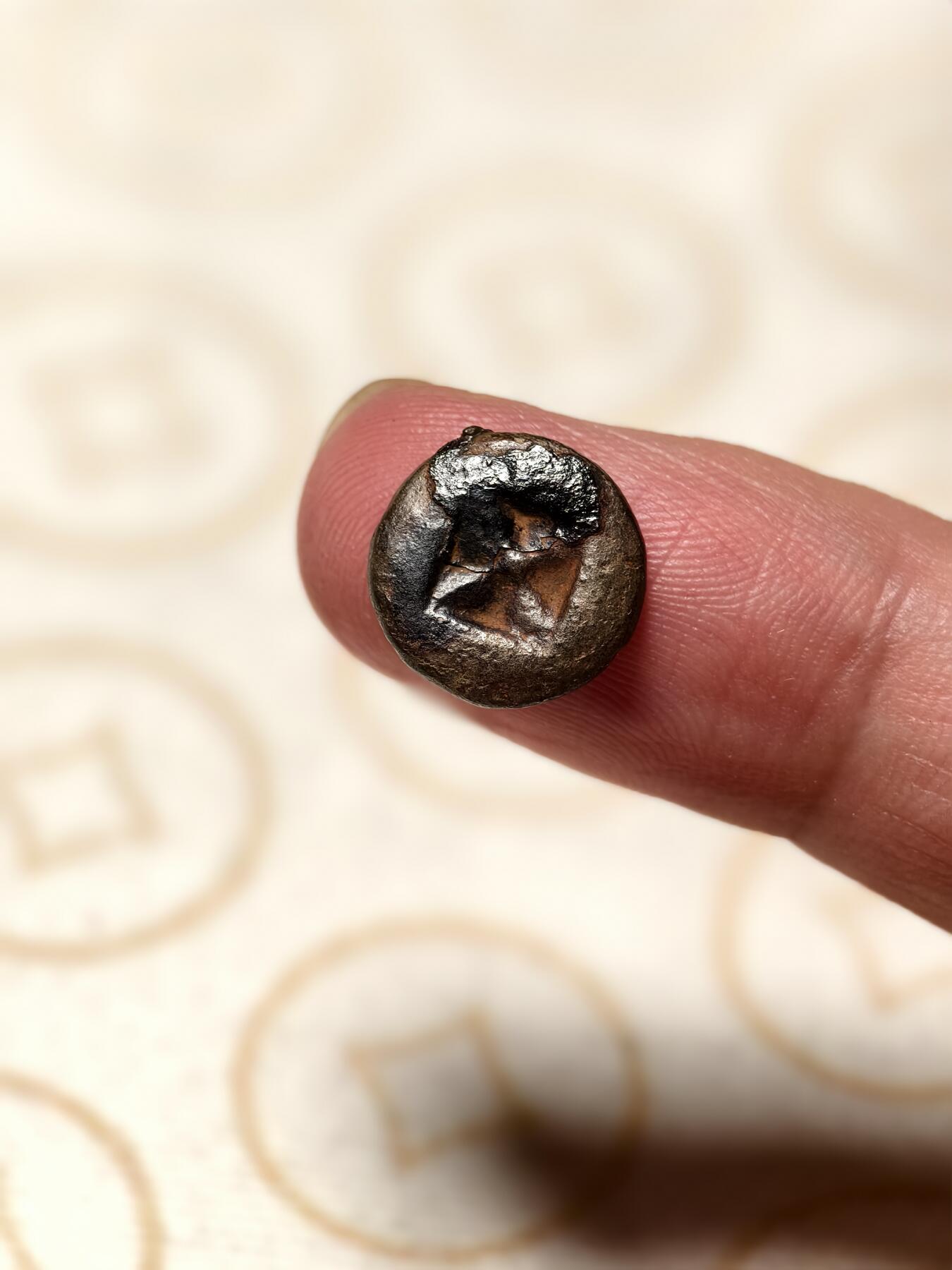 抚柳草堂-第六期章牌钱币 奖章勋章限时免佣 满百包邮 放漏专场 三佛齐王国末期至满者伯夷王国早期打制小银币 1.1g重正面有檀香花徽记，背面爪哇岛文，面值1 Unit或称Masa