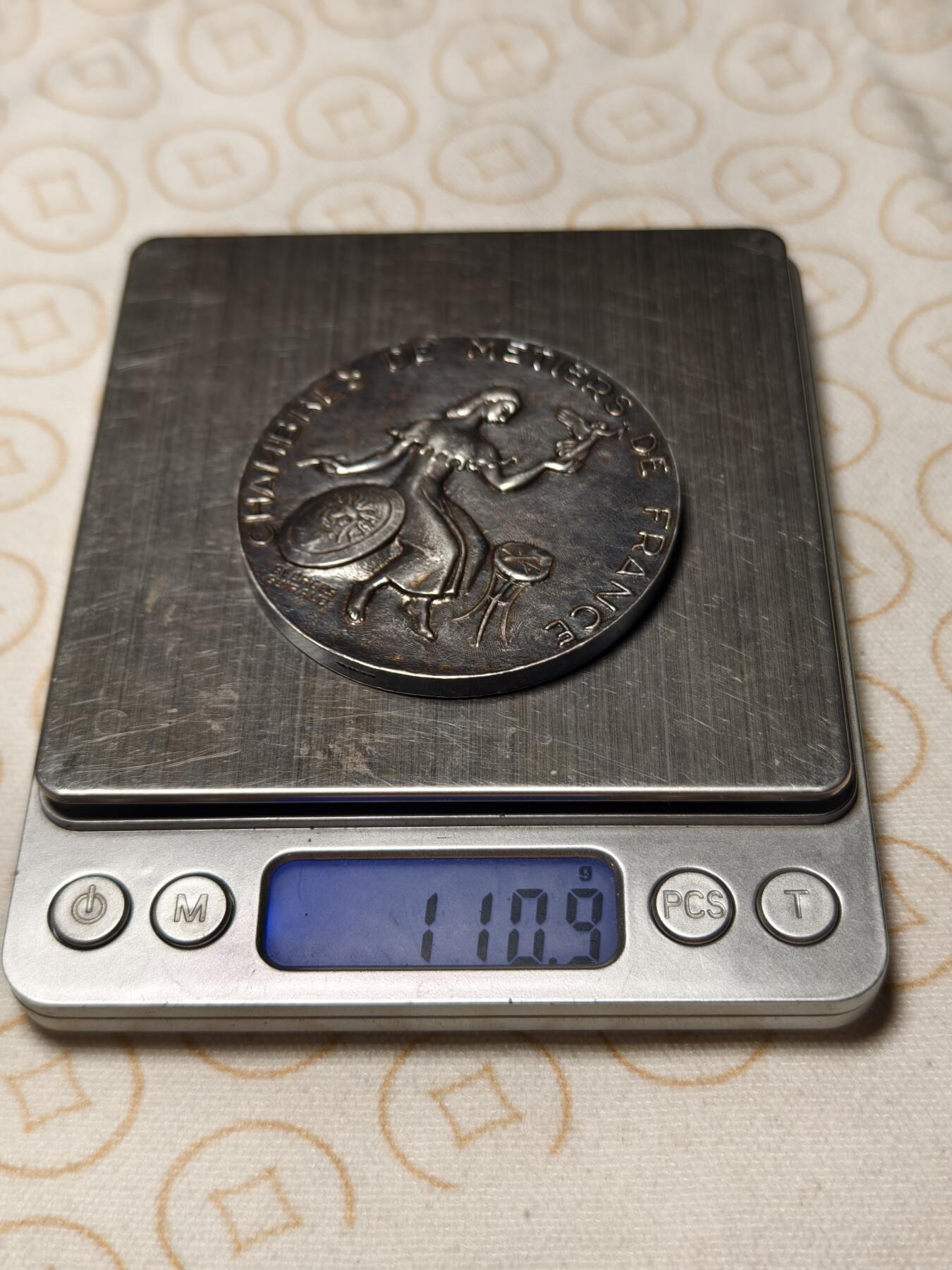 抚柳草堂-第六期章牌钱币 奖章勋章限时免佣 满百包邮 放漏专场 19世纪末-20世纪初法国手工业商会镀银大铜章 大尺寸58mm 重量110.9g 镀层完好漂亮非常厚重可以当镇纸