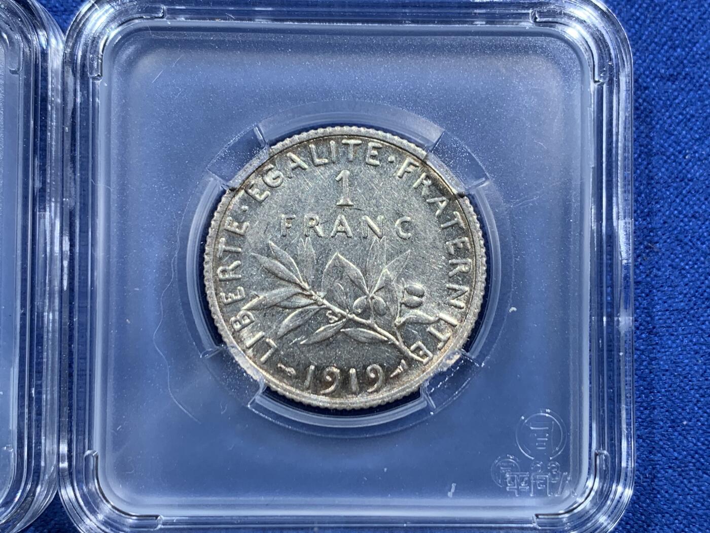《竞宝斋》第455场 周日，周一 2场连拍 （全场包邮，欢迎送拍） 两枚一组 法国1916/1919年播种女神1法郎银币，光度不错，细节见图，配平凡人小方盒