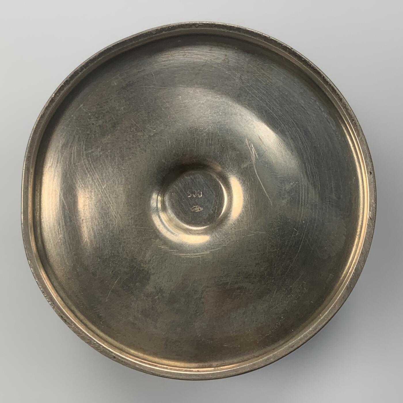 掌中浮雕-藏着的欧洲第048场 意大利潘神银质酒杯。工艺精美，比较少见的立体圆雕杯座和柄座，刻画了半人半羊的潘神与裸女在葡萄树下嬉戏的场景。高度12cm，口径7cm，重量256克，800银戳，底座边缘稍有变形