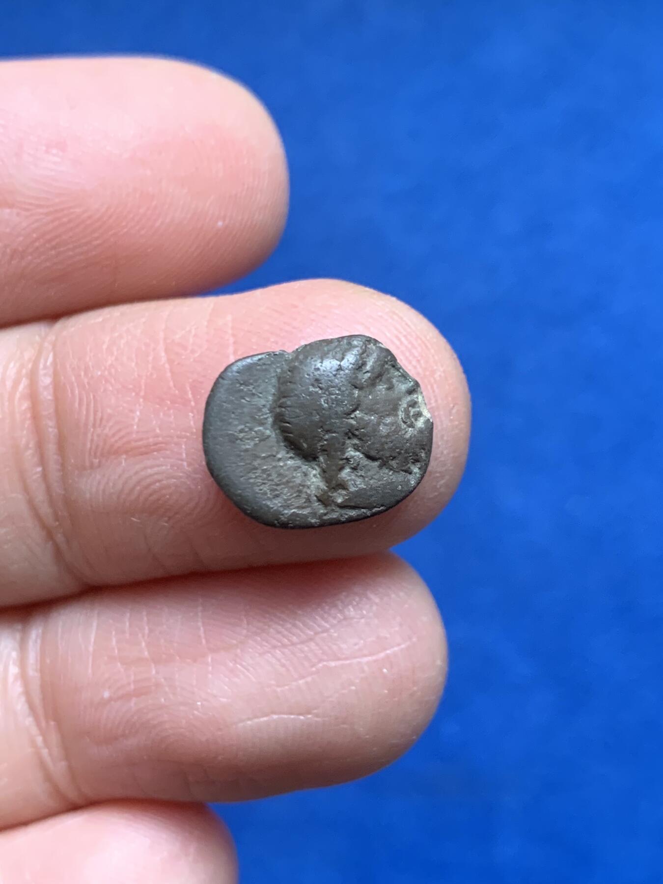 《竞宝斋》第455场 周日，周一 2场连拍 （全场包邮，欢迎送拍） 古希腊 公元前88-85年 斯特拉托尼基亚城半德拉克马 正面宙斯头像 背面鹰 打制的不错 少见品种 1.1克