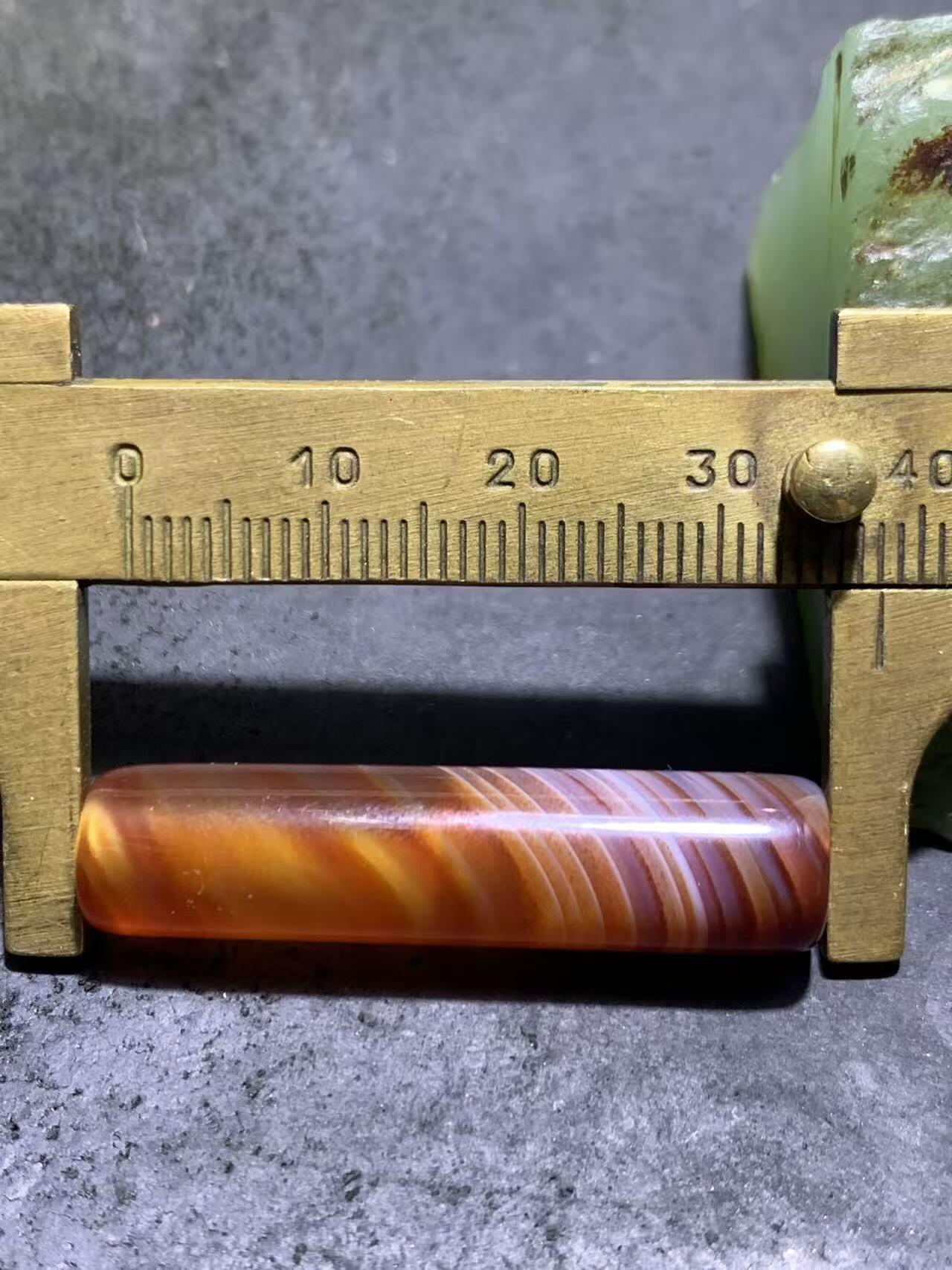 精美朱砂点缠丝玛瑙随形直桶，桶珠一个，