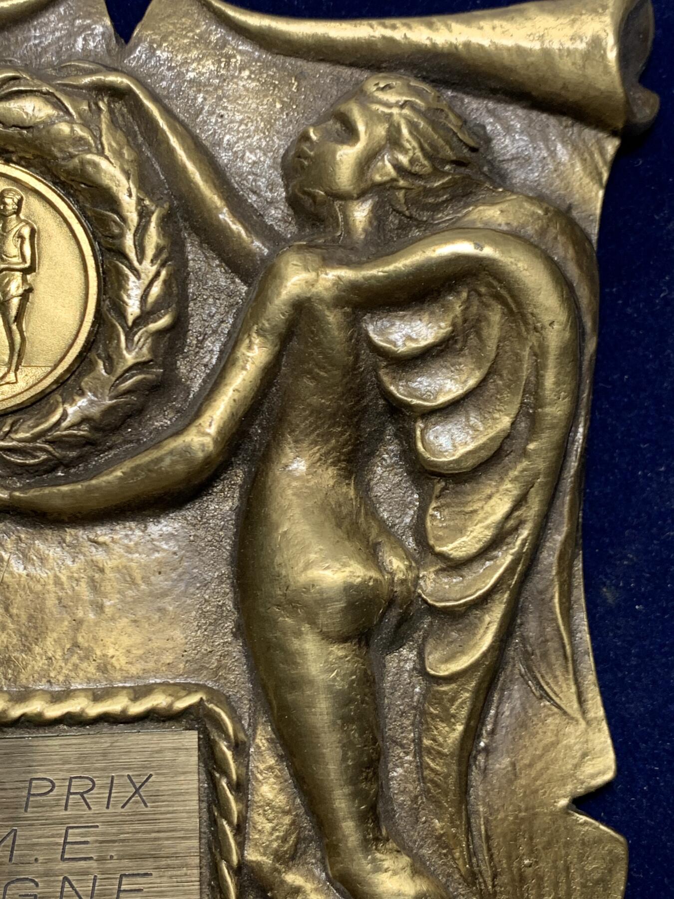 《竞宝斋》第455场 周日，周一 2场连拍 （全场包邮，欢迎送拍） 1993年田径比赛纪念奖牌 带原始包装 带盒总重约910克，长约167mm  宽约130mm 巨大