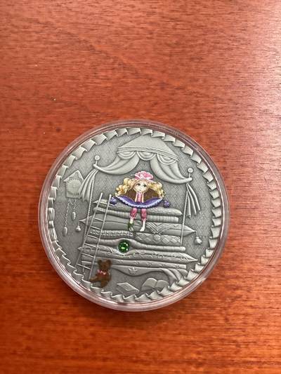 长老汇蛇年精选第九十二场拍卖 -  2021纽埃安徒生童话《豌豆公主》1盎司仿古彩色银币，999银，直径40MM，UV打印技术，高浮雕，镶嵌施华洛水晶，1000枚，立陶宛造币厂出品，豌豆点桶盒