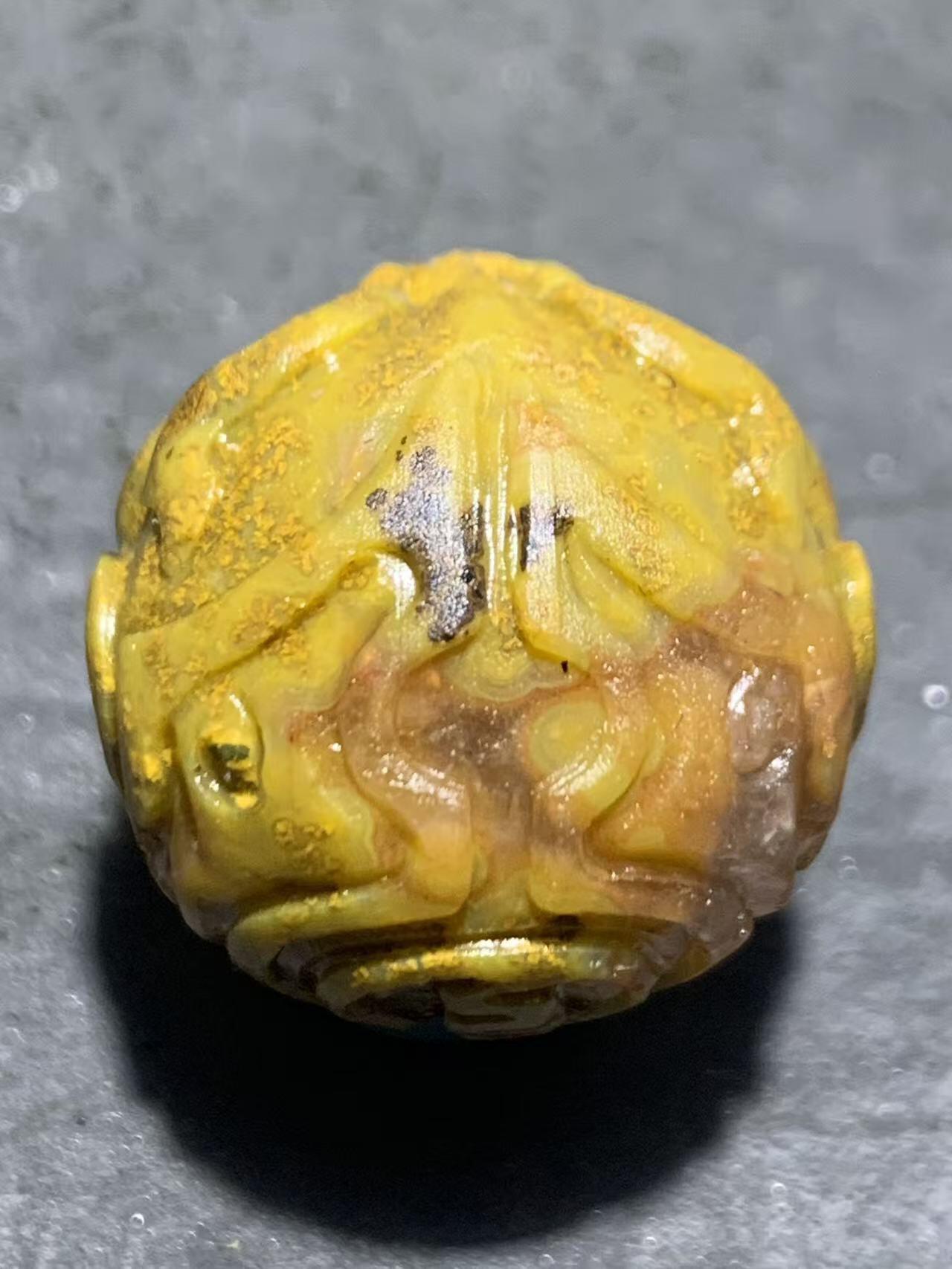 精美黄金草花纹战国红玛瑙亚光手工雕刻瑞兽珠一颗！