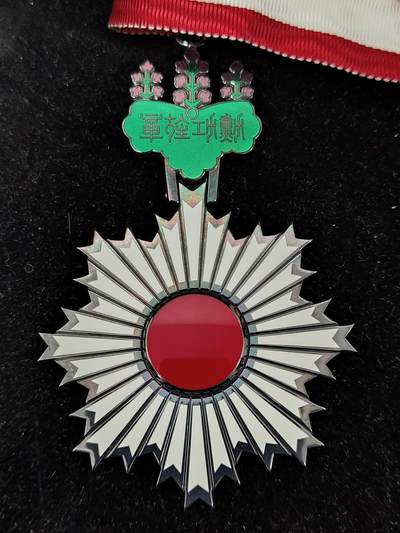 0元起拍勋章 第323期 咸鱼国勋章拍卖专场 1月7日（周三）下午6：00开始 美品 纯银珐琅 日三等旭日章银制带盒略