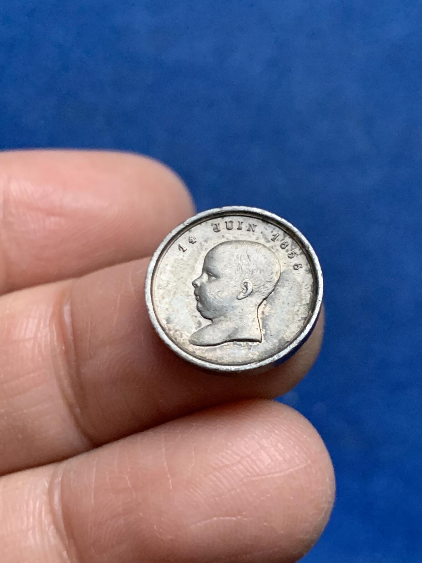 《竞宝斋》第455场 周日，周一 2场连拍 （全场包邮，欢迎送拍） 法国1856年拿破仑四世洗礼纪念银章，正面拿破仑四世，背面拿破仑三世夫妇头像，15.2mm，2.05克