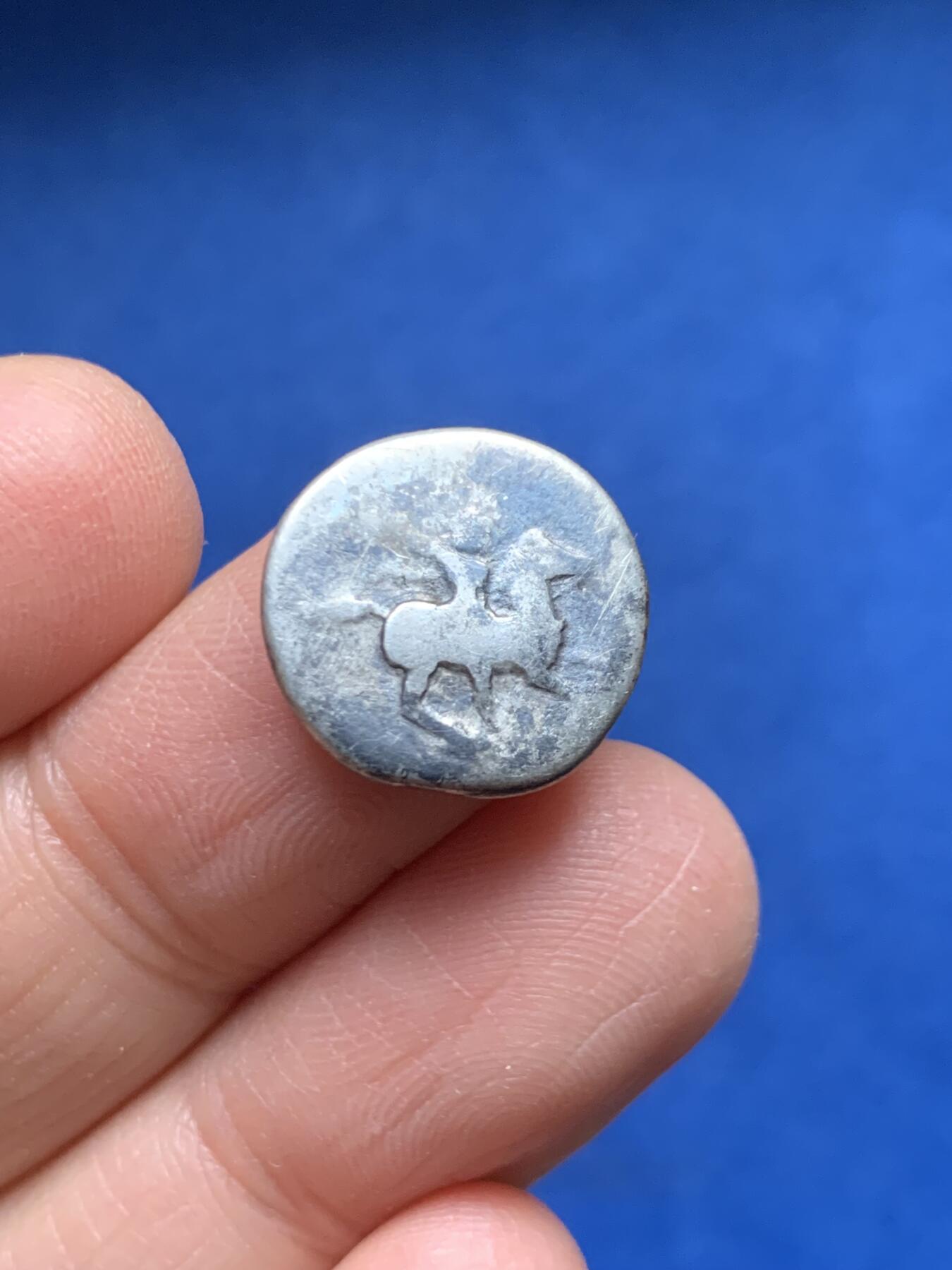 《竞宝斋》第455场 周日，周一 2场连拍 （全场包邮，欢迎送拍） 古罗马 公元77-78年 图密善作为韦帕芗统治下的凯撒时发行的银币 铭文反写 非常少见的品种 2.99克