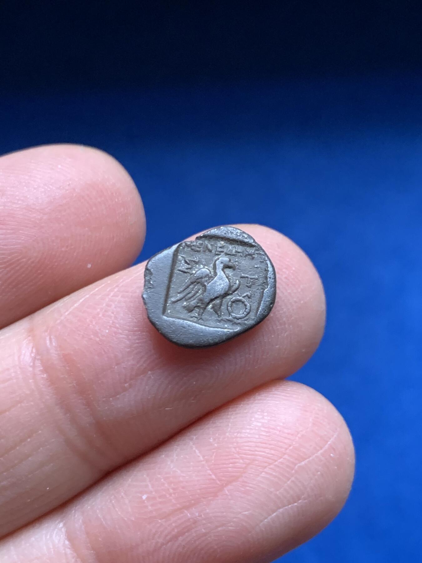 《竞宝斋》第455场 周日，周一 2场连拍 （全场包邮，欢迎送拍） 古希腊 公元前88-85年 斯特拉托尼基亚城半德拉克马 正面宙斯头像 背面鹰 打制的不错 少见品种 1.1克