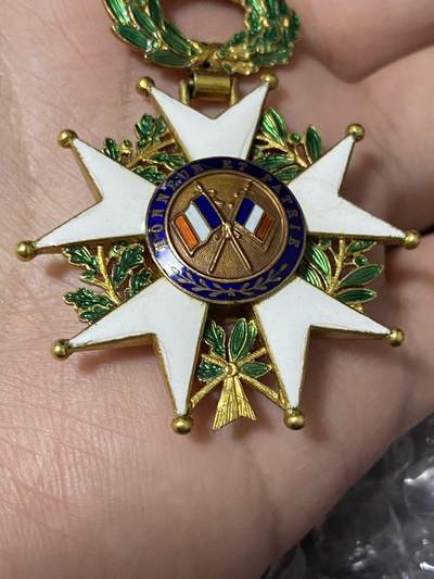 苏联勋章奖章1月5日晚上九点结束在麦稀奇 找不到的加我qq或者微信都是184277308备注苏章拍卖。最好加微信群每次都会通知还有提前可以一口价的 最近会持续拍卖一些东西。 法国荣誉军团勋章 （代拍）珐琅基本完整 有些小瑕疵无伤大雅 完美主义者绕行 非常漂亮