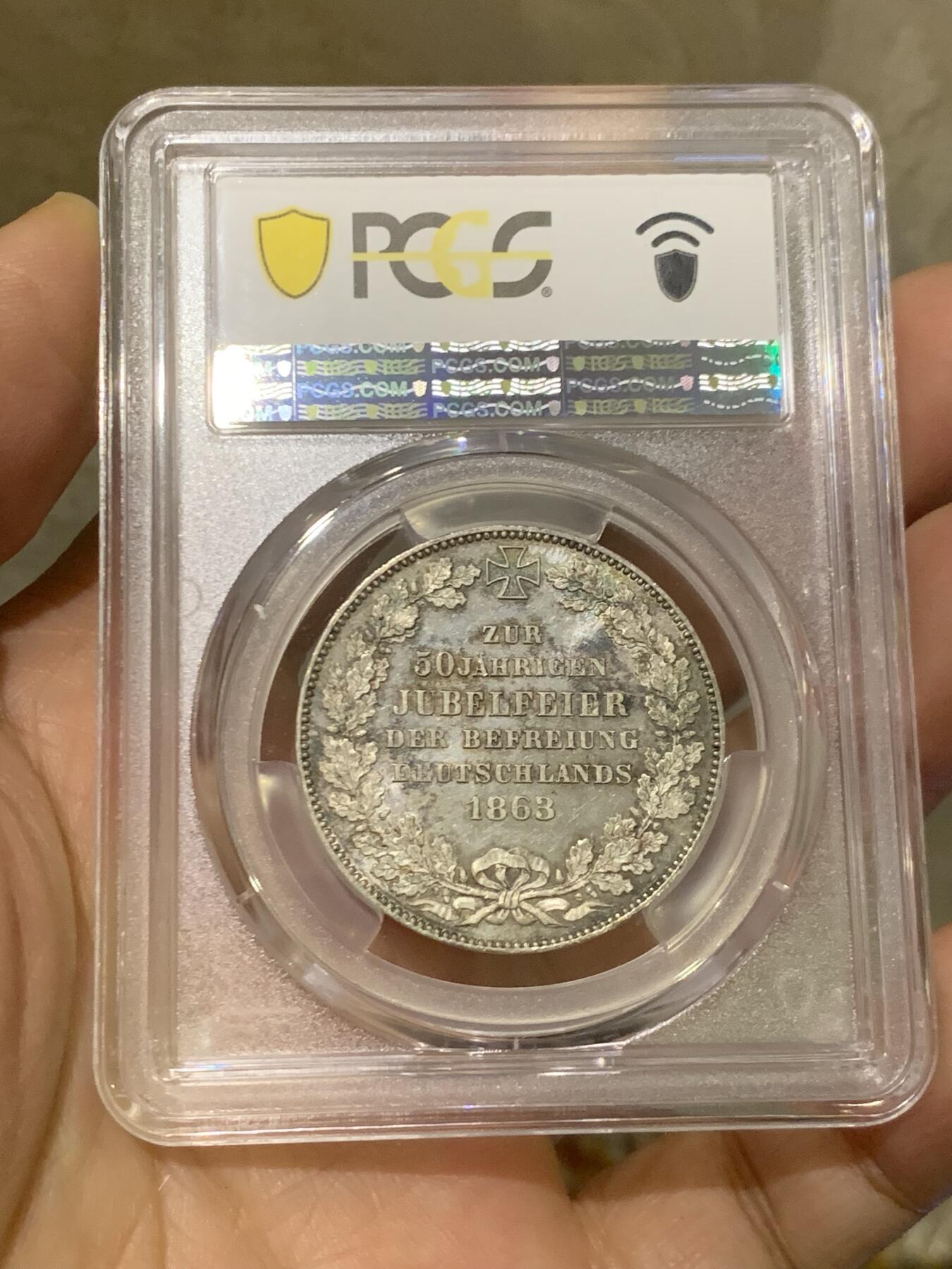 《竞宝斋》第455场 周日，周一 2场连拍 （全场包邮，欢迎送拍） PCGS MS65 德国1863年不莱梅自由市泰勒银币，正面为经典的双狮扶着象征不莱梅的钥匙盾徽，背面为纪念解放德国50周年文字。强烈转光，非常难得的Gem级别不莱梅银币。一枚66在最近Ha拍了近9000人民币。