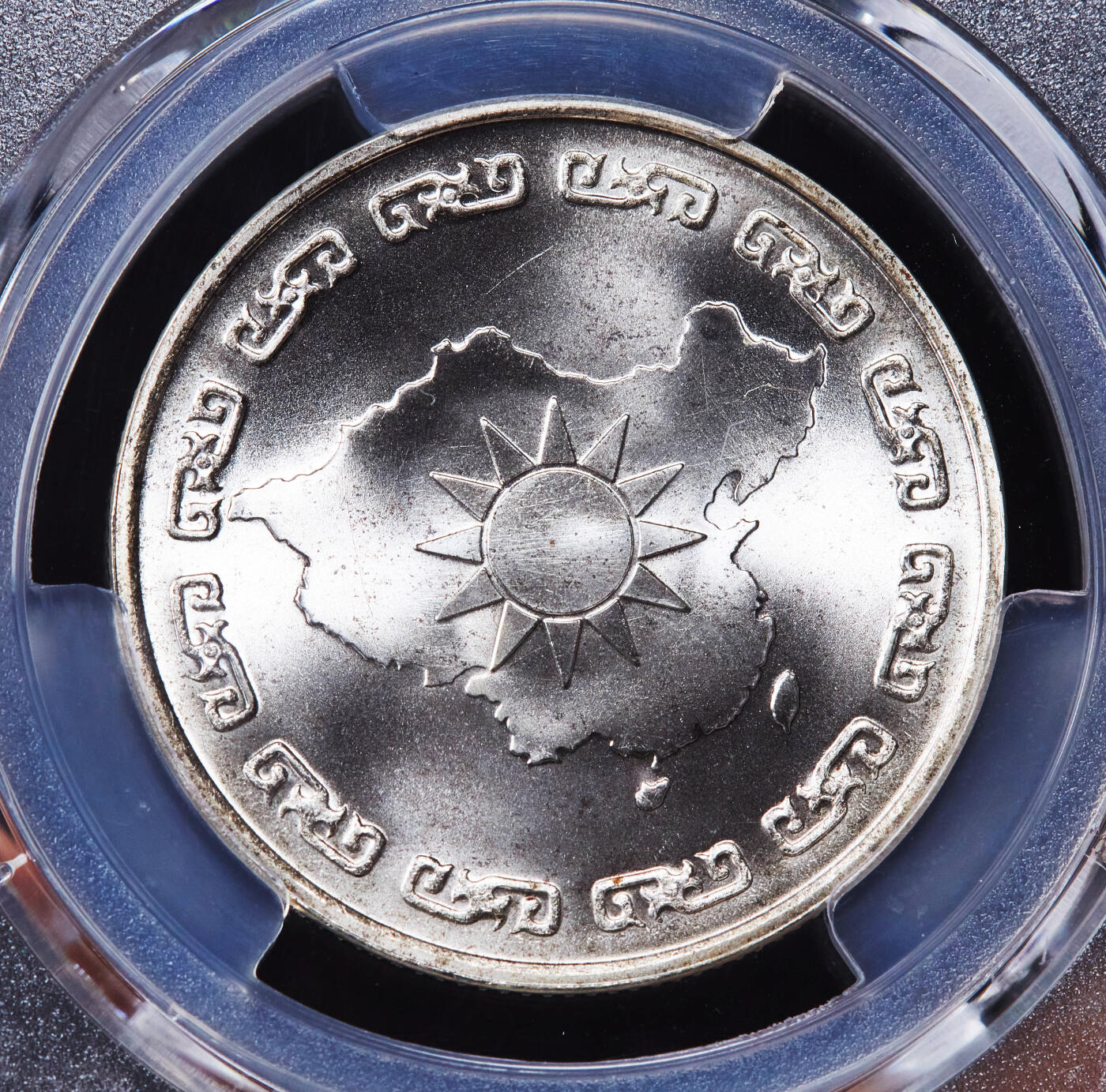 【俄甄集藏】2026年(046)01-07 星期三 晚 19:30 全场包邮 中国台湾1976年纪念蒋公诞辰90年银章，PCGS MS66，重17.5克，80%银，发行量1010000枚，包含外蒙及唐努乌梁海故土，转光品相