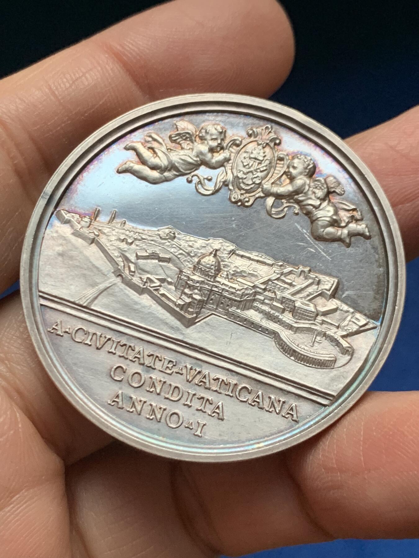 《竞宝斋》第455场 周日，周一 2场连拍 （全场包邮，欢迎送拍） 梵蒂冈1930年庇护十一世城市景观大银章，背面城市景观，两个小天使，直径：43.8mm，重：38.65g