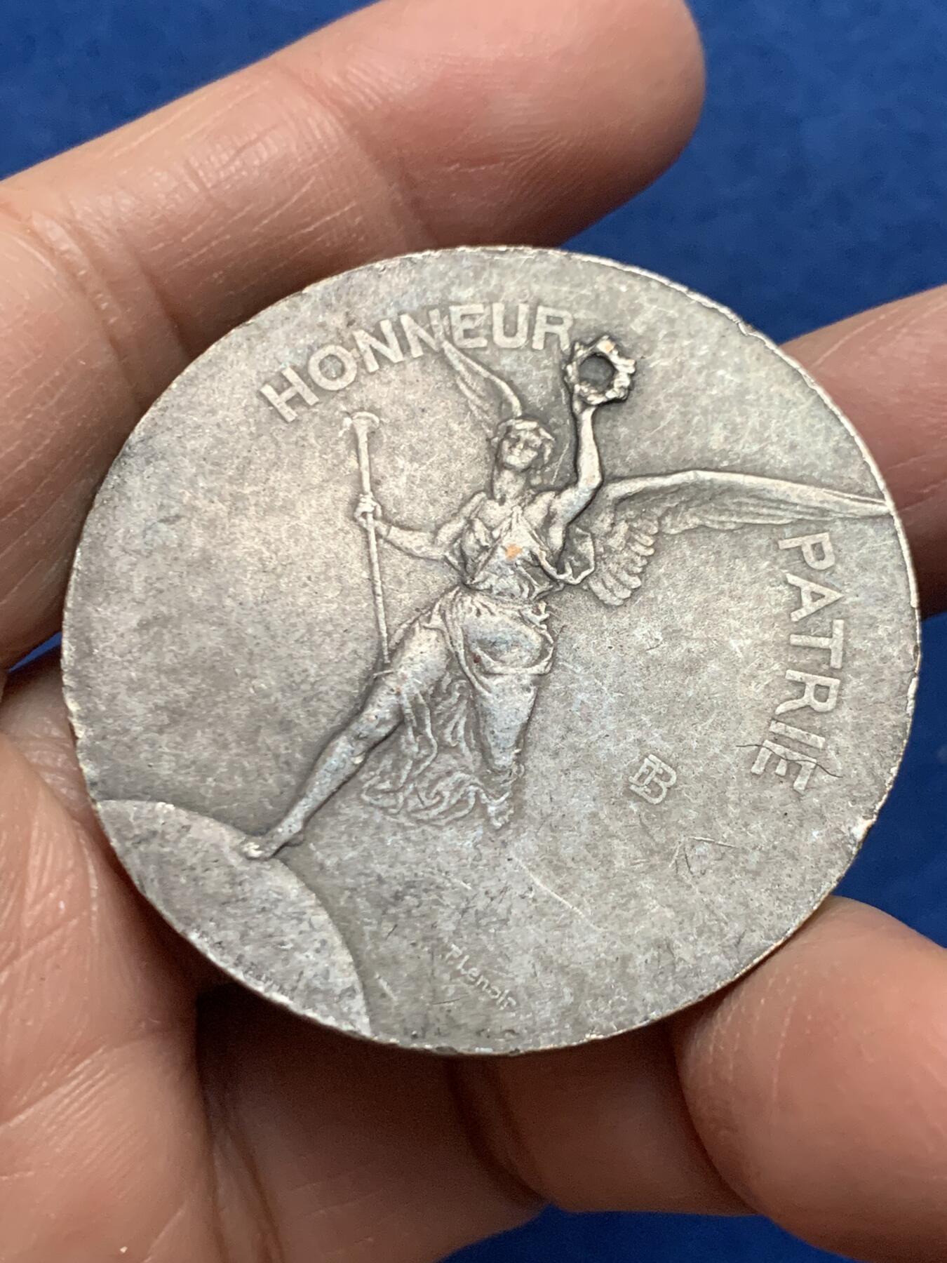 《竞宝斋》第455场 周日，周一 2场连拍 （全场包邮，欢迎送拍） 1886年法国射击联盟纪念镀银铜章 40.15克 44.6mm 三角铜标