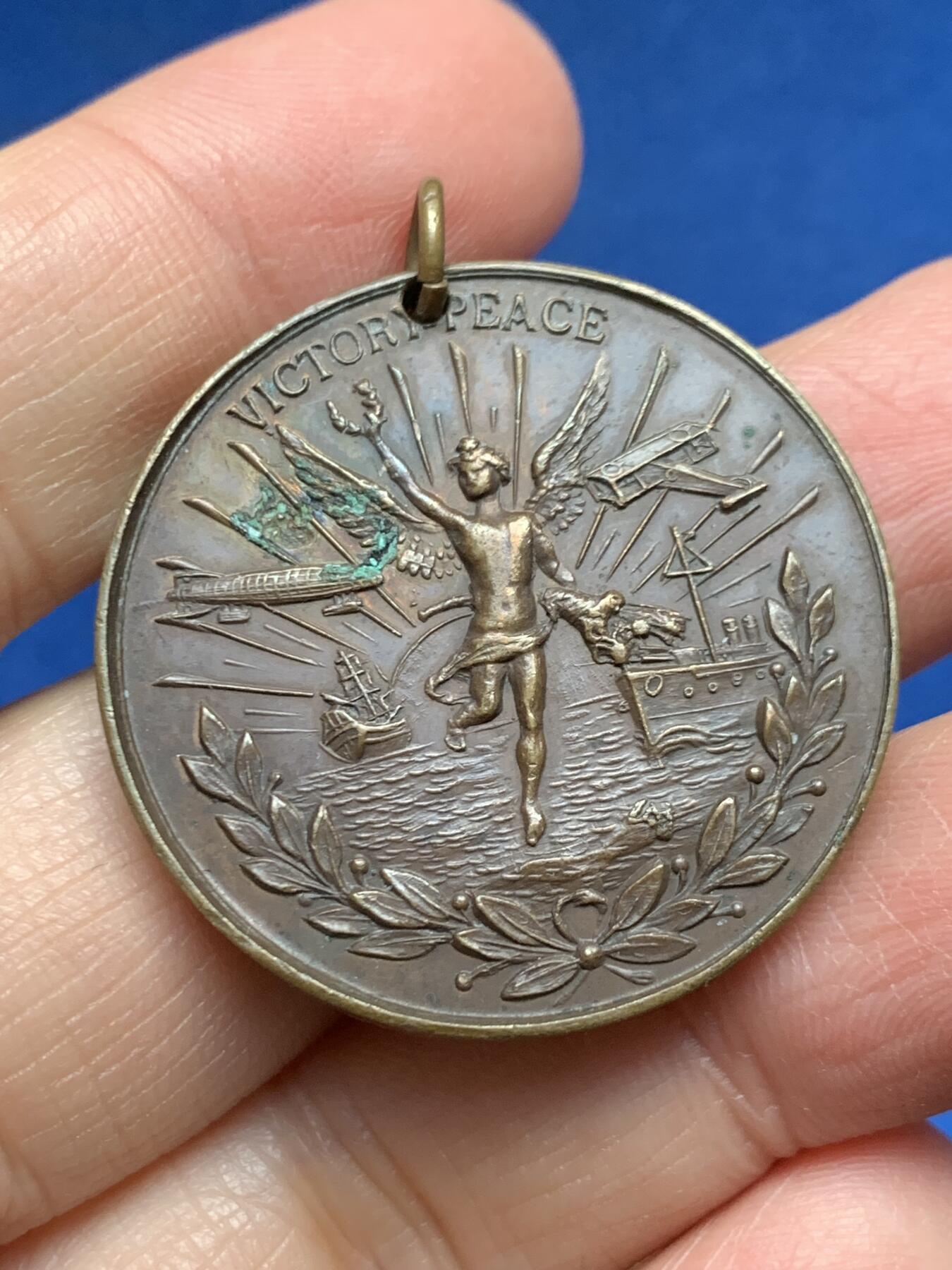 《竞宝斋》第455场 周日，周一 2场连拍 （全场包邮，欢迎送拍） 英国1919年马剑造型胜利与和平纪念铜章，经典优雅，少见品种。19.6克，34.8mm。