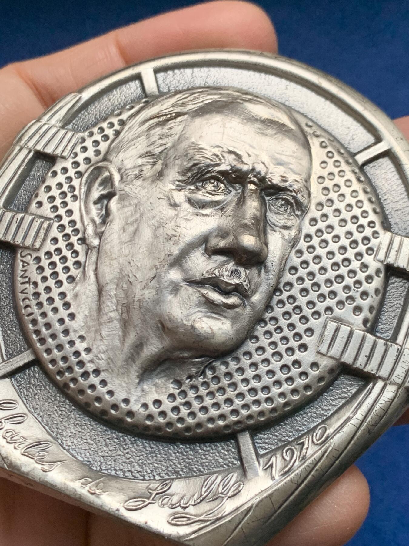 《竞宝斋》第455场 周日，周一 2场连拍 （全场包邮，欢迎送拍） 法国艺术大章 1990年戴高乐诞辰100年高浮雕超大镀银纪念章 72*74.5MM 173.2克