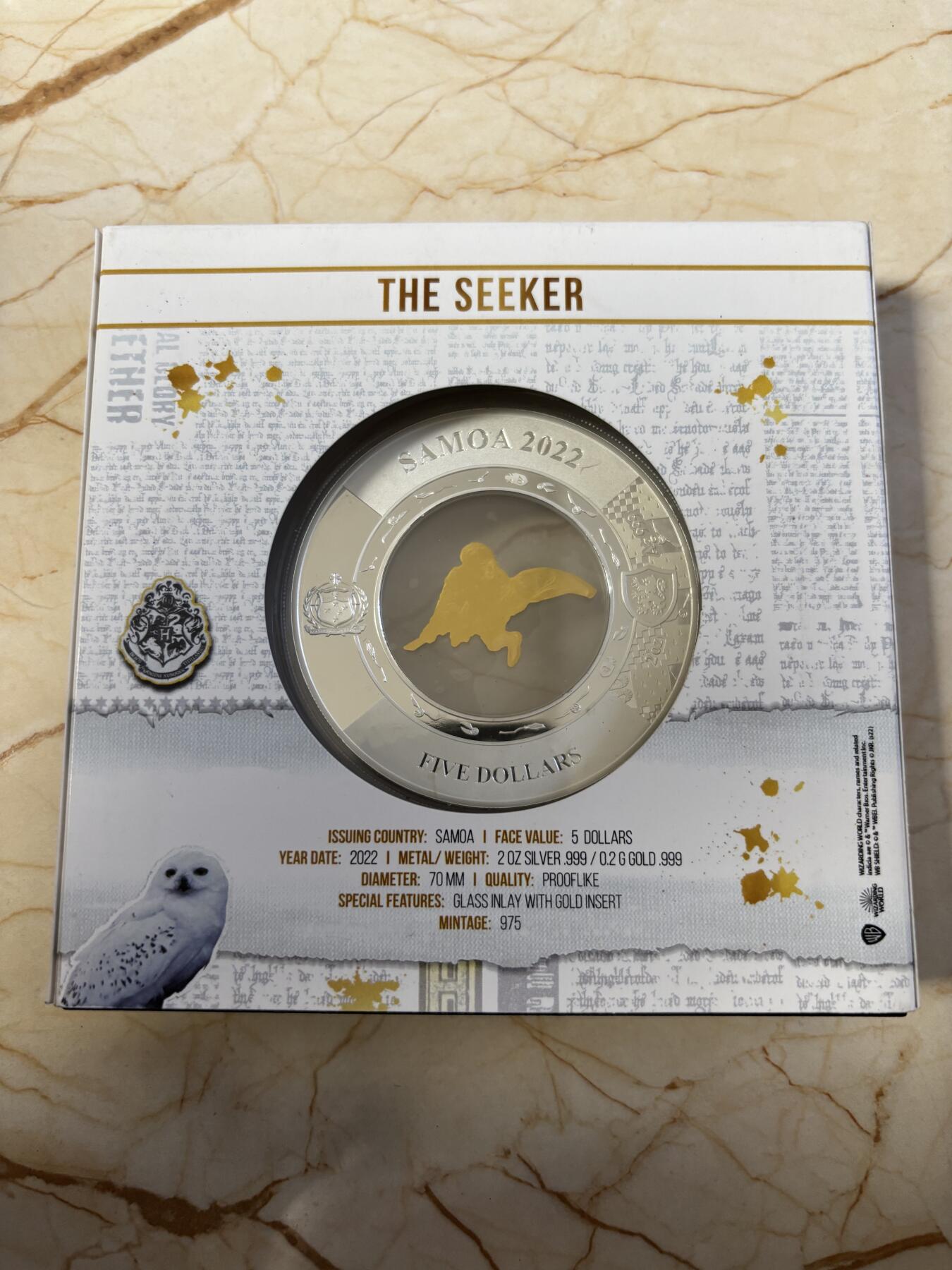 第187期拍卖 萨摩亚2022年哈利波特骑扫把2盎司中空镶金片银币，金属:999银+999金，重量:2盎司+0.2克，直径:70毫米，发行：975枚