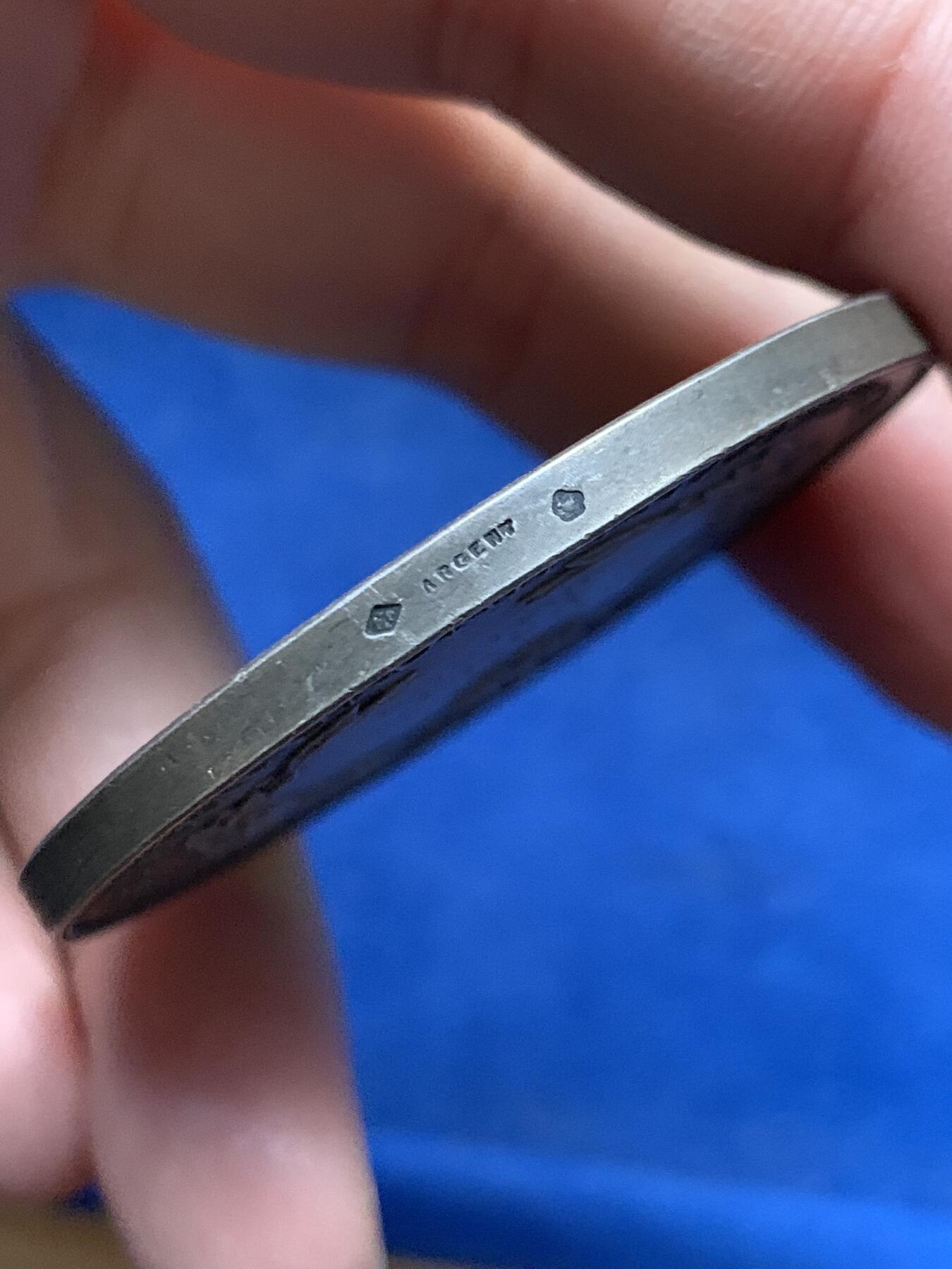 《竞宝斋》第455场 周日，周一 2场连拍 （全场包邮，欢迎送拍） 法国1899年里昂医学院董事会颁发纪念大银章 53.75克 49.8mm 菱形野猪头银 稀有