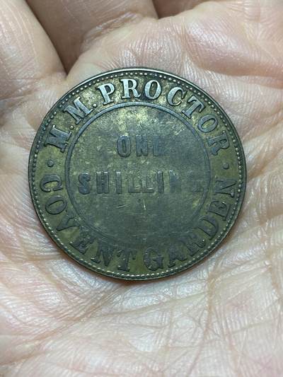 2026年第四场(总第一百七十三场）外国好品散币场(免佣金) - 少见–英国🇬🇧伦敦科文特花园批发市场的1先令贸易代币(这类代币是科文特花园市场批发商的押金凭证：零售商向批发商租借货物篮/容器时需支付押金，批发商发放对应代币作为收据；归还容器时，需同时出示代币才能取回押金，以此防止他人冒领未支付押金的容器。此外，也会作为市场搬运工的计薪代币，搬运工完成工作后收取代币，再统一兑换成现金工资。)