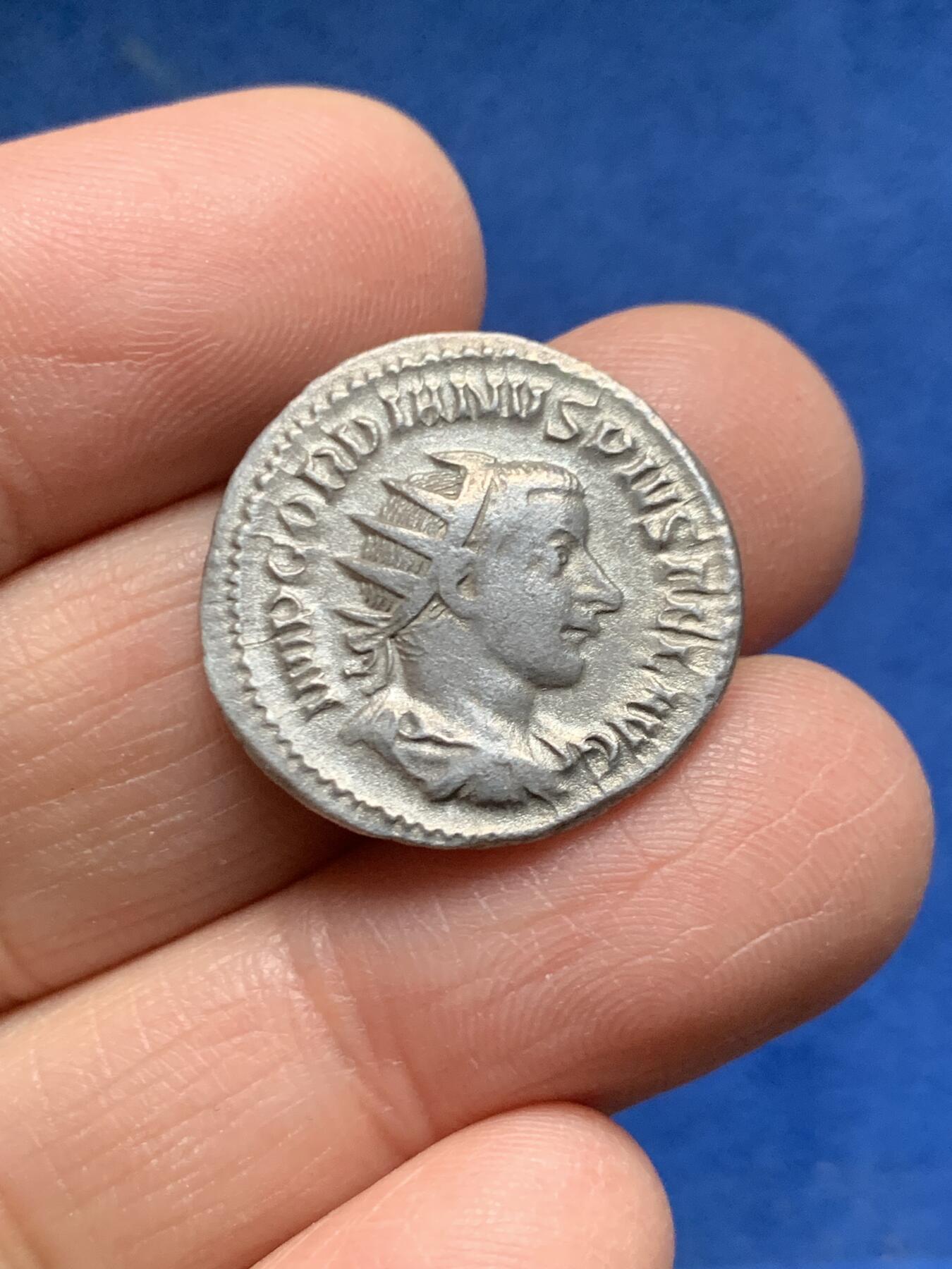 《竞宝斋》第455场 周日，周一 2场连拍 （全场包邮，欢迎送拍） 古罗马帝国，戈尔迪安三世，双狄纳里银币，4.3克，打制精美