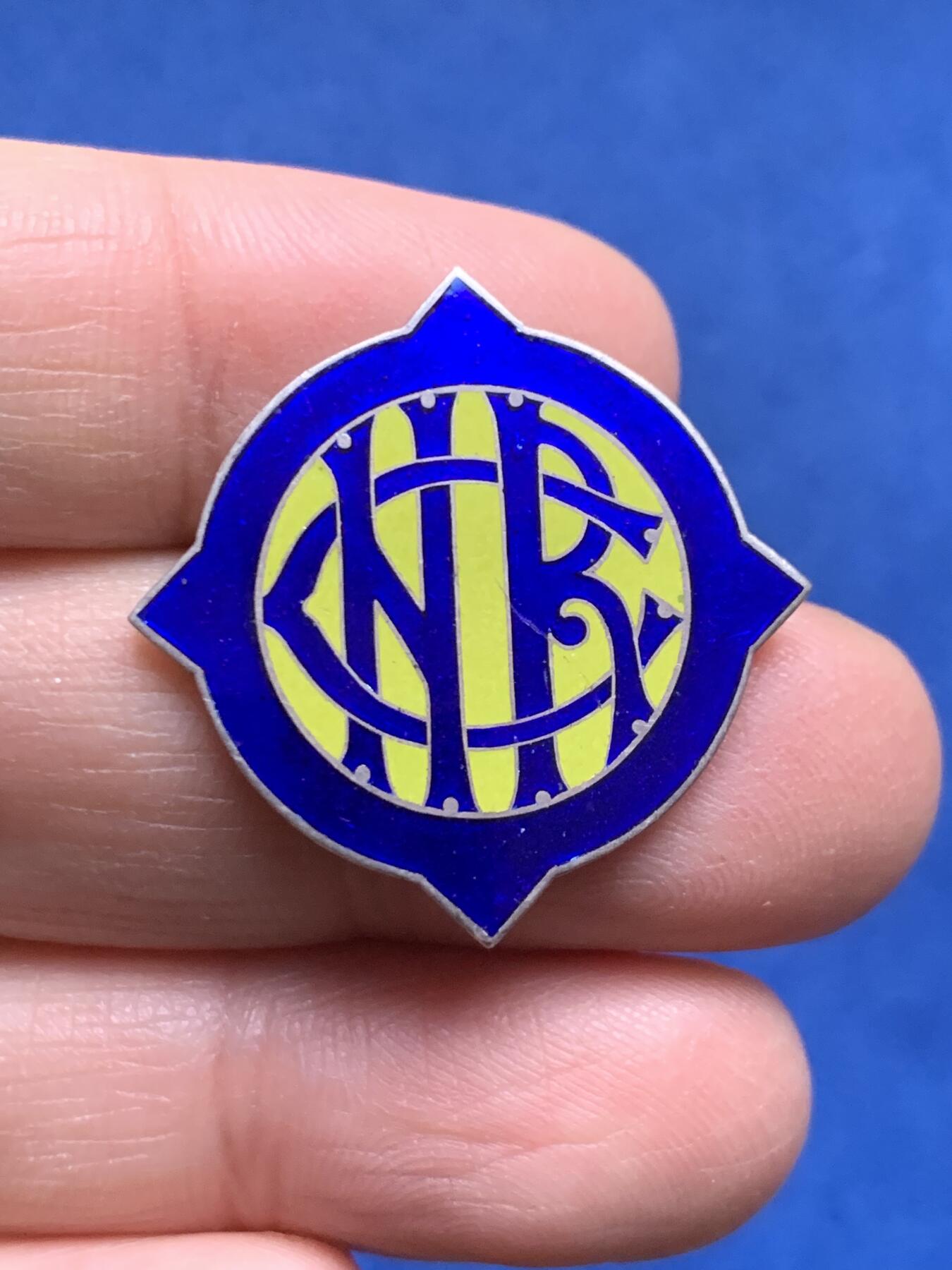 《竞宝斋》第455场 周日，周一 2场连拍 （全场包邮，欢迎送拍） 日本纯银胸章 8.95克 纯银宫木银标