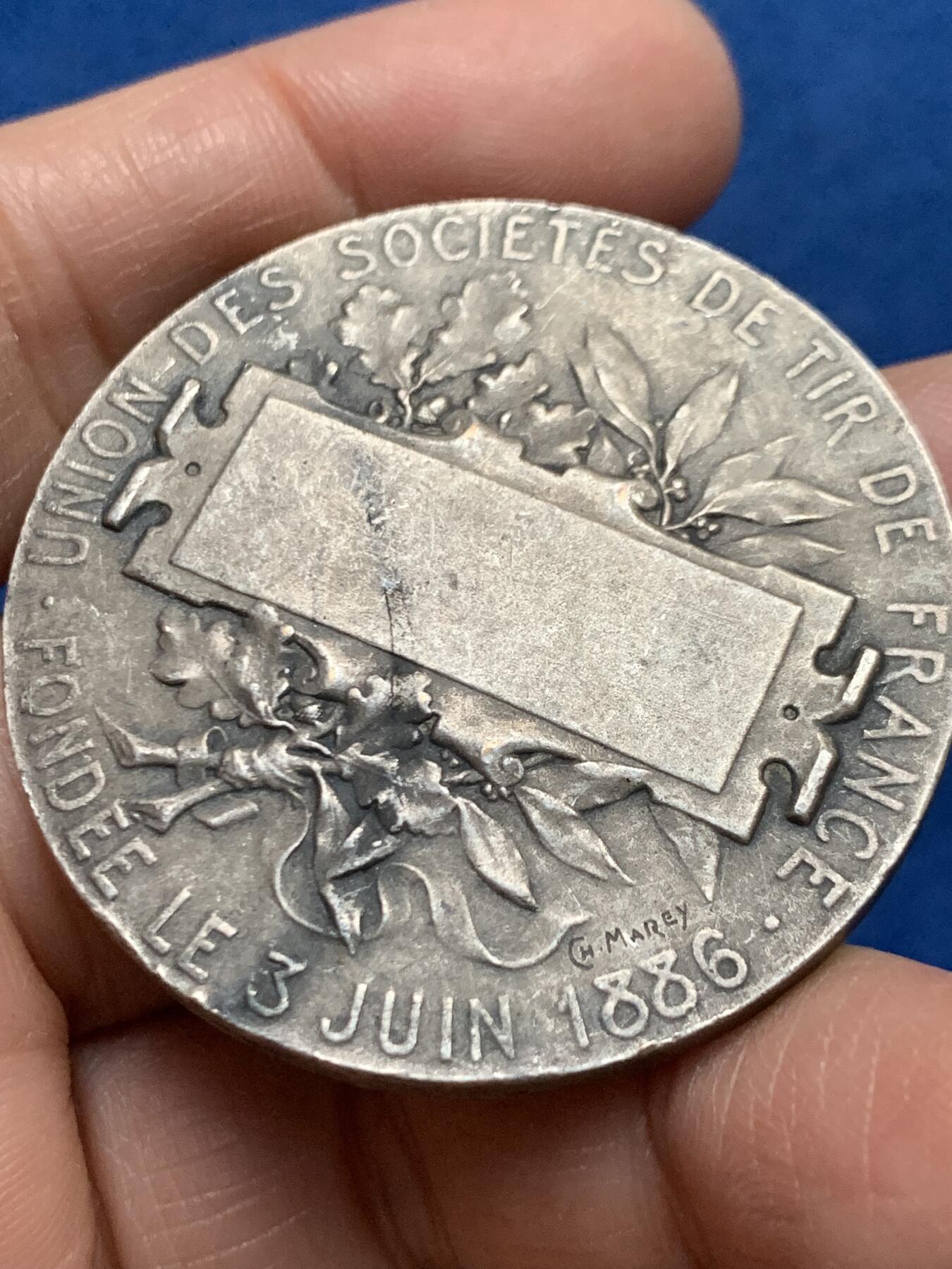 《竞宝斋》第455场 周日，周一 2场连拍 （全场包邮，欢迎送拍） 1886年法国射击联盟纪念镀银铜章 40.15克 44.6mm 三角铜标