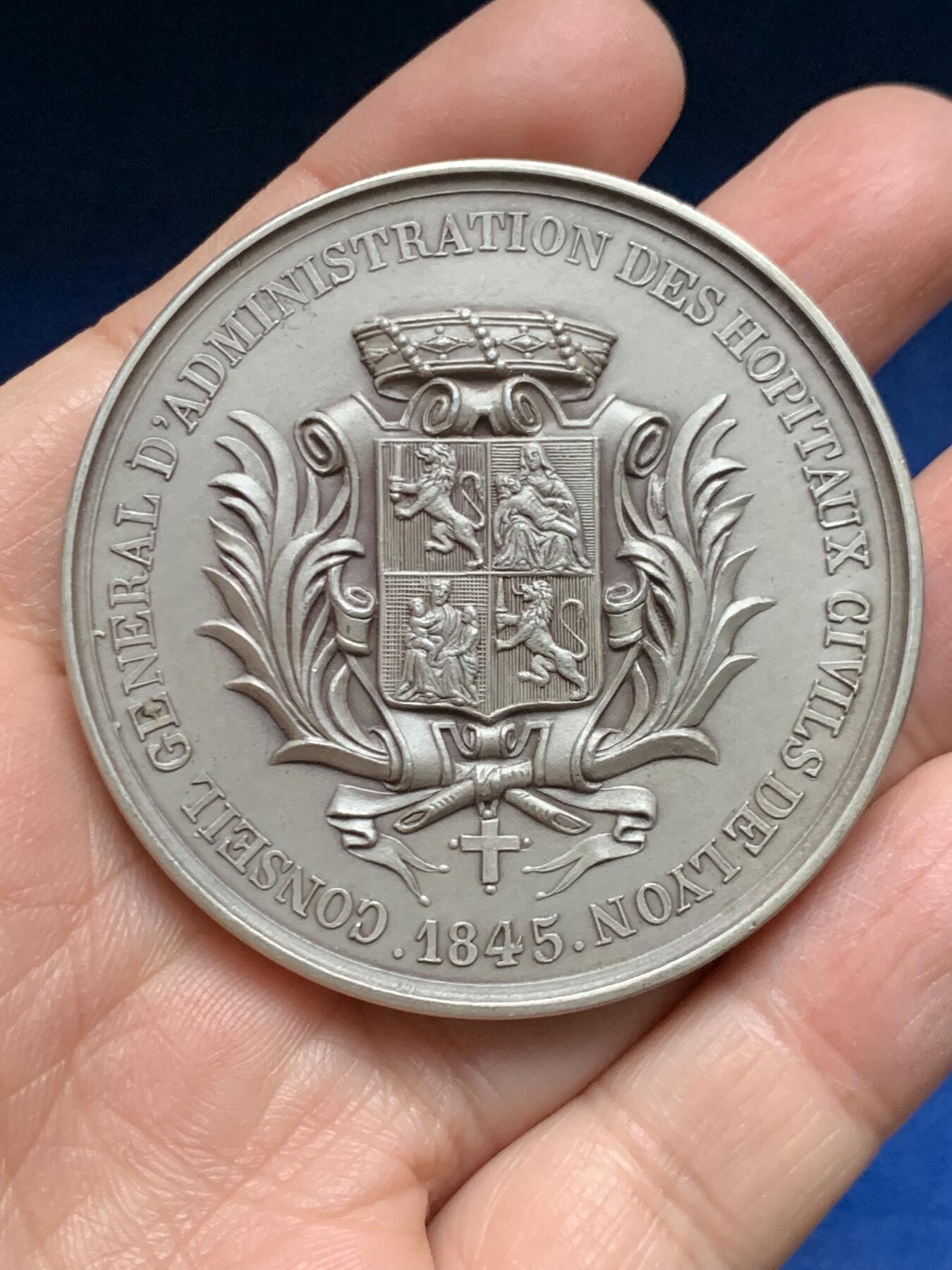 《竞宝斋》第455场 周日，周一 2场连拍 （全场包邮，欢迎送拍） 法国里昂市立医院总理事会大银章 124.65克 56mm 1901-1919 丰饶角1银标边铭 稀有