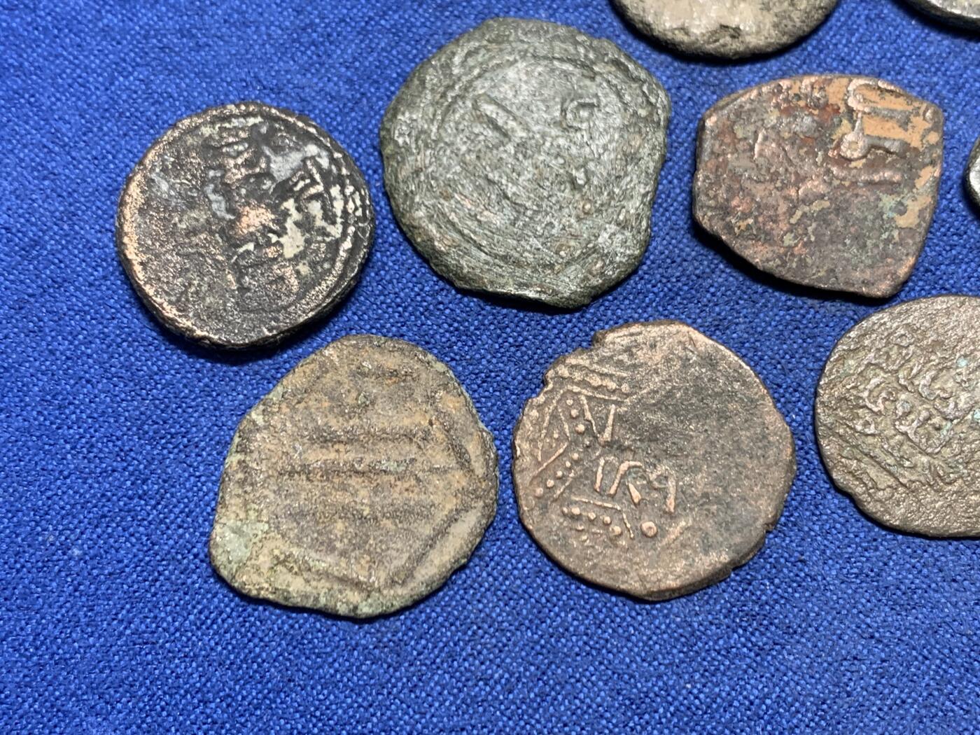 《竞宝斋》第455场 周日，周一 2场连拍 （全场包邮，欢迎送拍） 12枚一组 中世纪伊斯兰法鲁斯铜币，种类很多基本不重复，里面有倭玛亚王朝、阿巴斯王朝、阿尤布王朝等中东地区伊斯兰各哈利法或埃米尔铜币