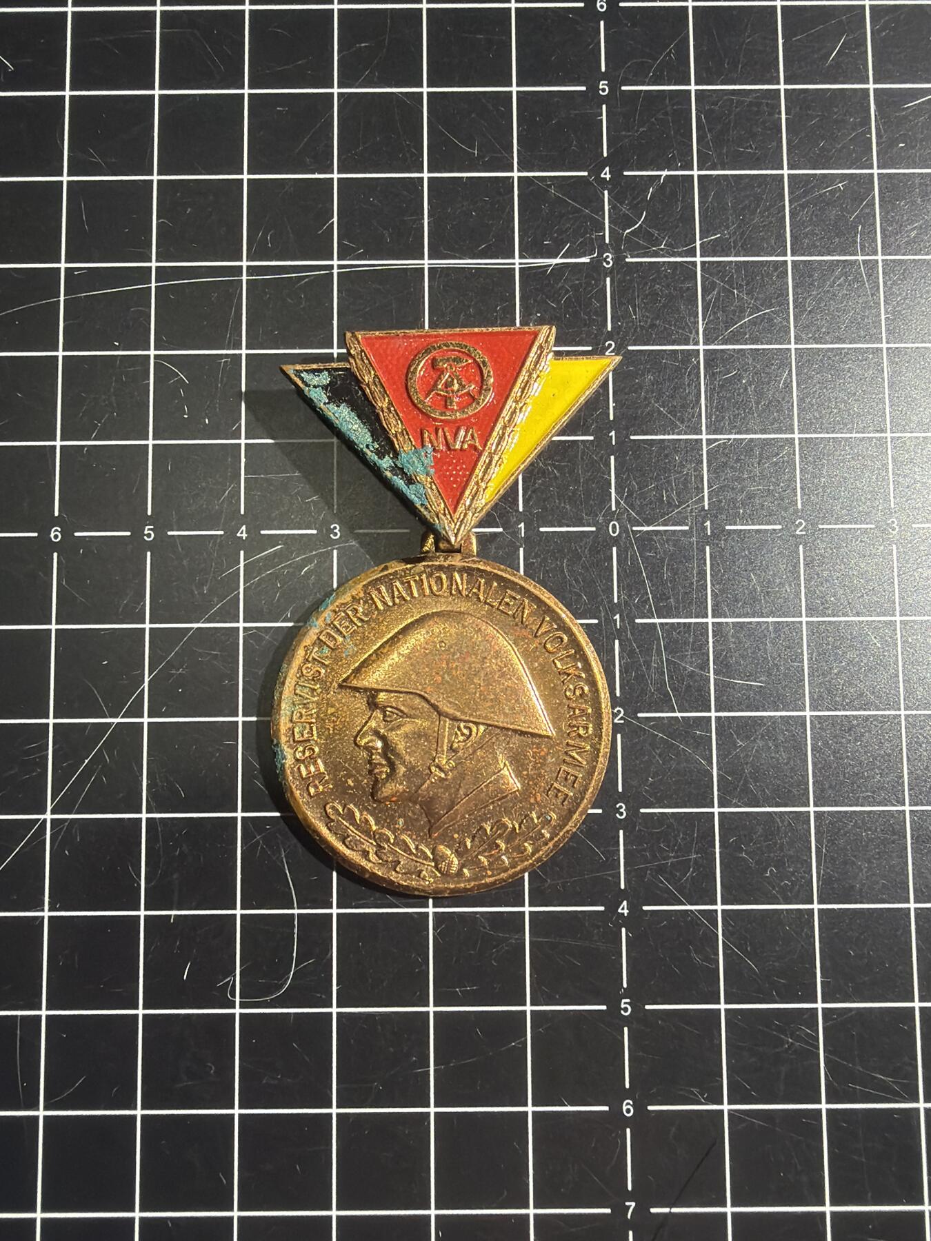 古冰库章牌勋赏收藏0起拍卖 东德人民军铜级军官奖章