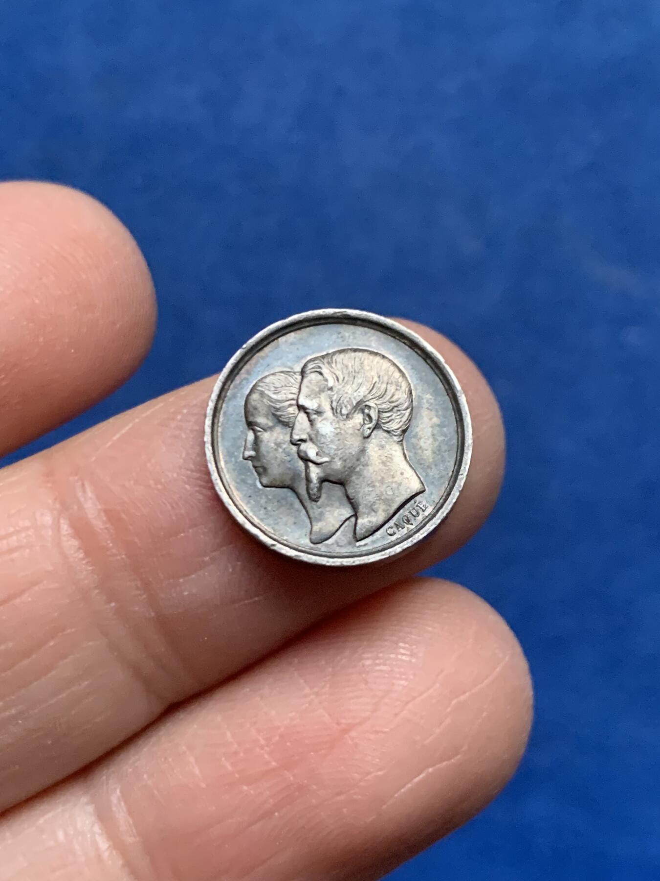 《竞宝斋》第455场 周日，周一 2场连拍 （全场包邮，欢迎送拍） 法国1856年拿破仑四世洗礼纪念银章，正面拿破仑四世，背面拿破仑三世夫妇头像，15.2mm，2.05克